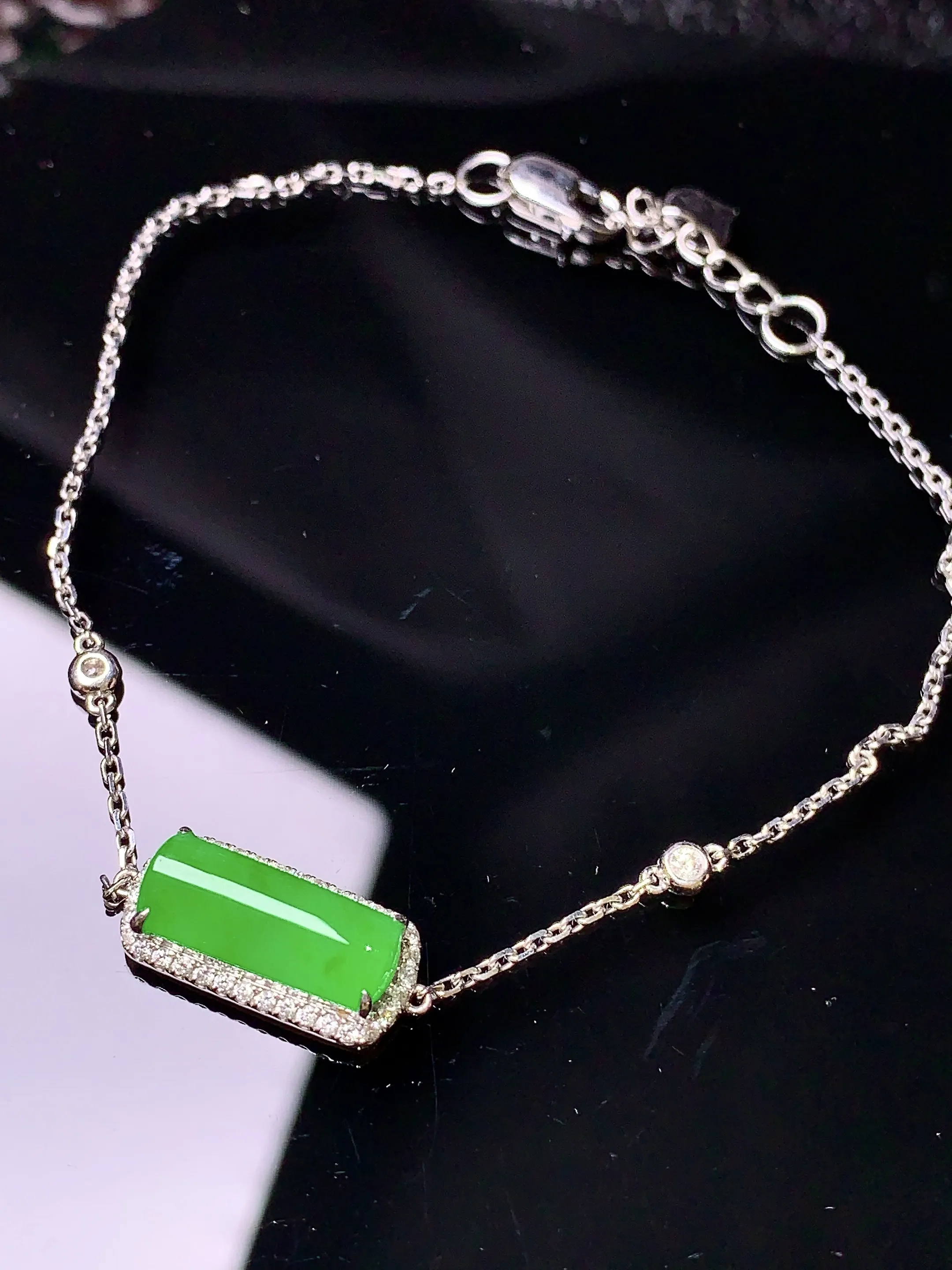 18k金钻镶嵌满绿玉柱手链 玉质细腻 色泽清新艳丽 整体尺寸12.6*4.7*3.2