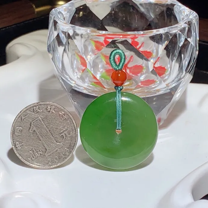 和田玉阳绿俄罗斯碧玉平安扣挂件。尺寸30/9玉质细腻油润。手推出油。佩戴高端典雅。lt251104