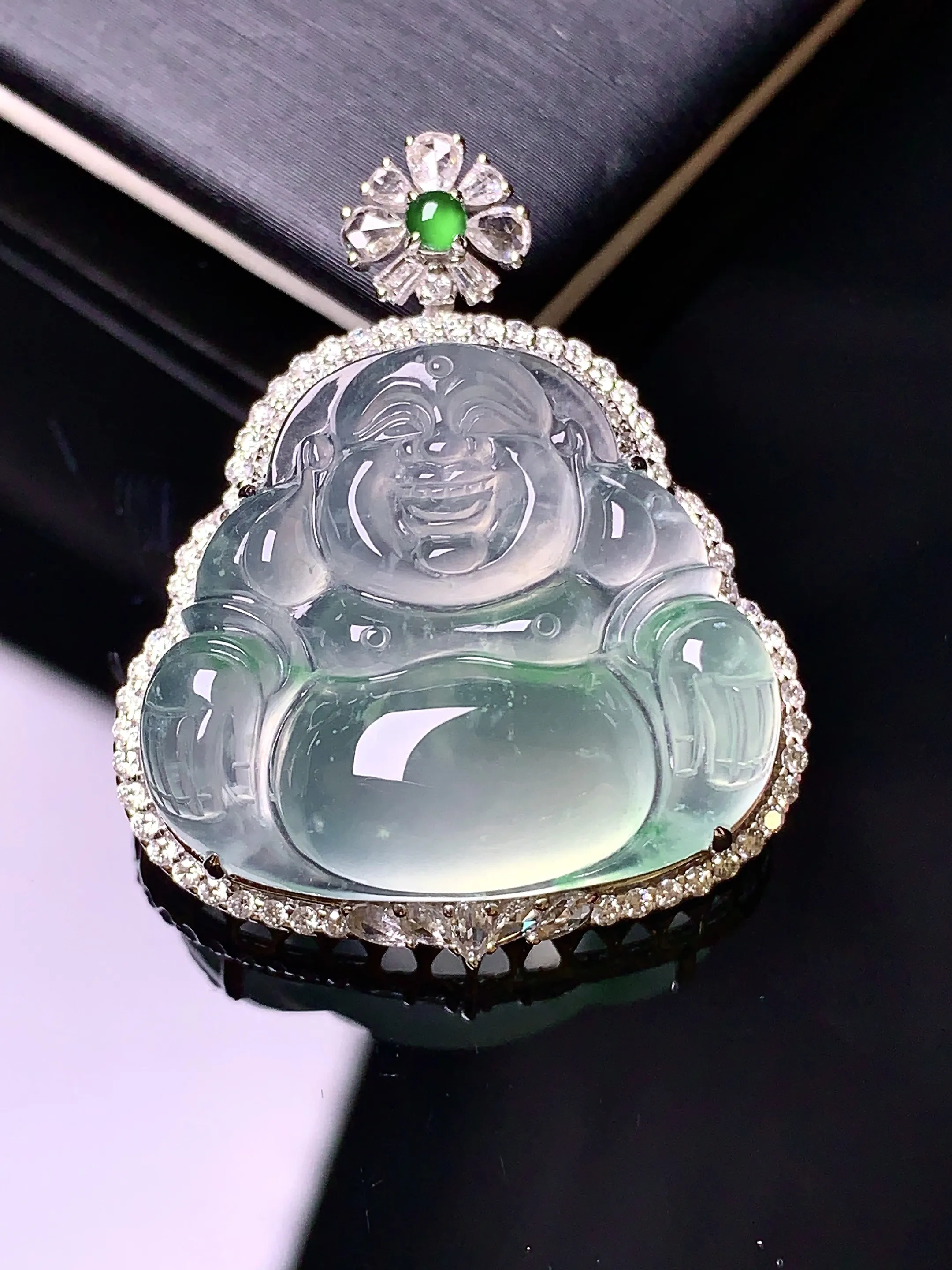 18k金钻镶嵌吊坠 玉质细腻 色泽清新艳丽 整体尺寸33.2*27*10.3