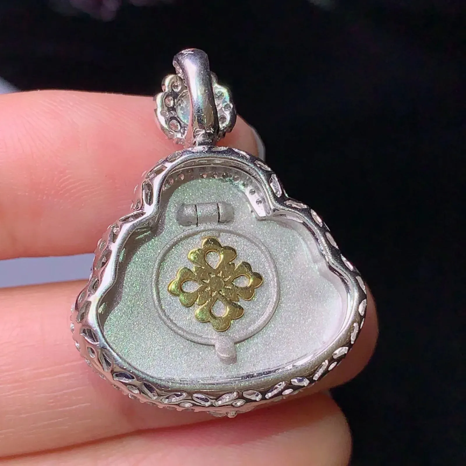 18k金钻镶嵌紫罗兰佛公吊坠 玉质细腻 色泽艳丽  整体尺寸31.2*25*8.7