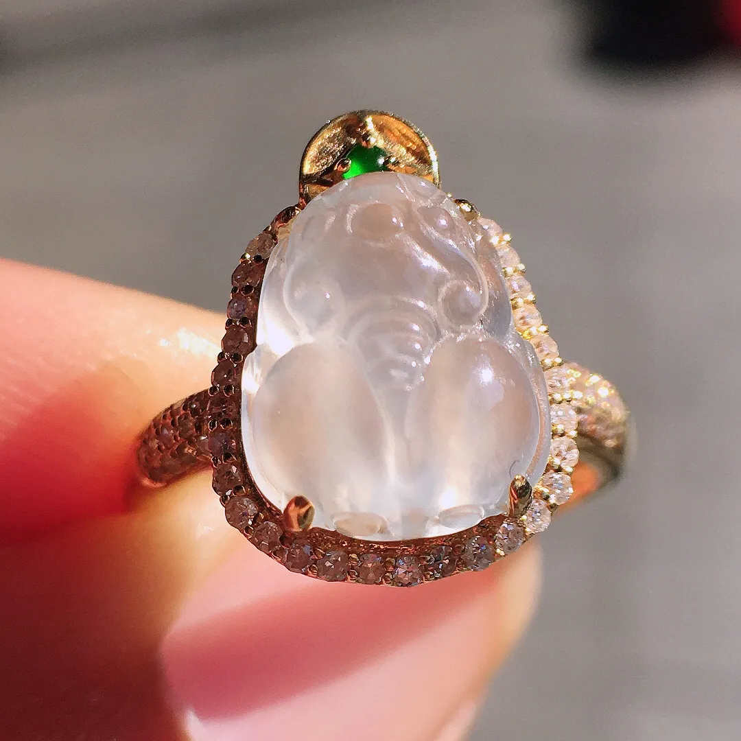 冰种貔貅戒指，玉质细腻，荧光感超
强，饱满圆润，尽显优雅气质，18k
金豪华镶嵌