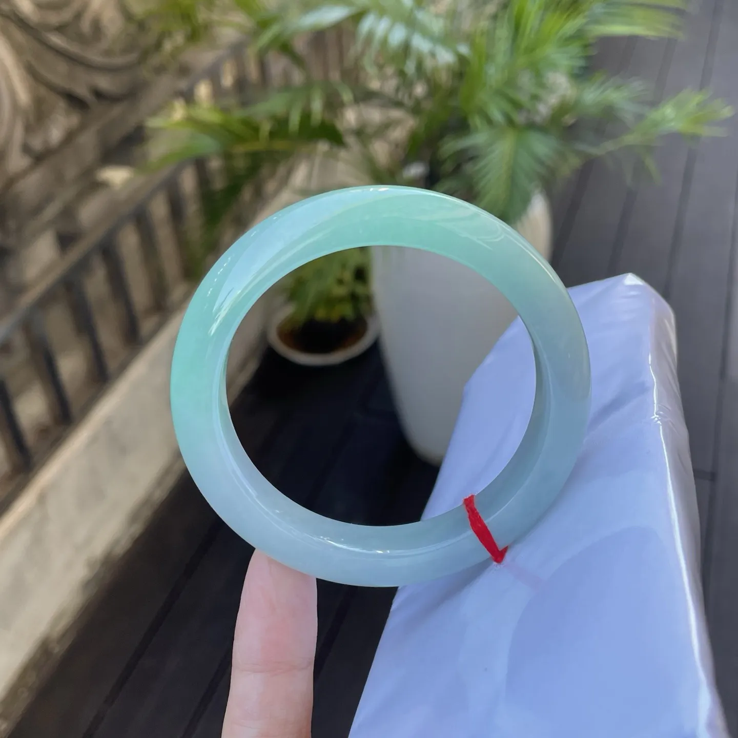 60圈口
带色，似将春日里那抹清新的嫩草色凝于环形，莹润透亮，