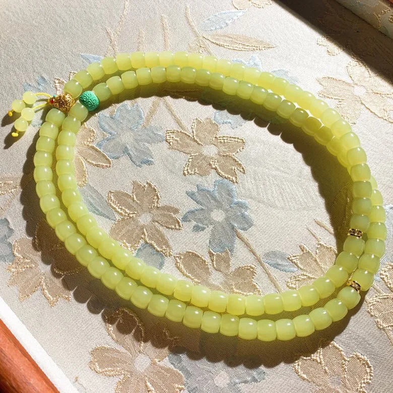 新疆和田玉若羌黄口料直切老型珠项链。单颗尺寸7/8玉质细腻油润。手推出油。佩戴高端典雅。lt251104