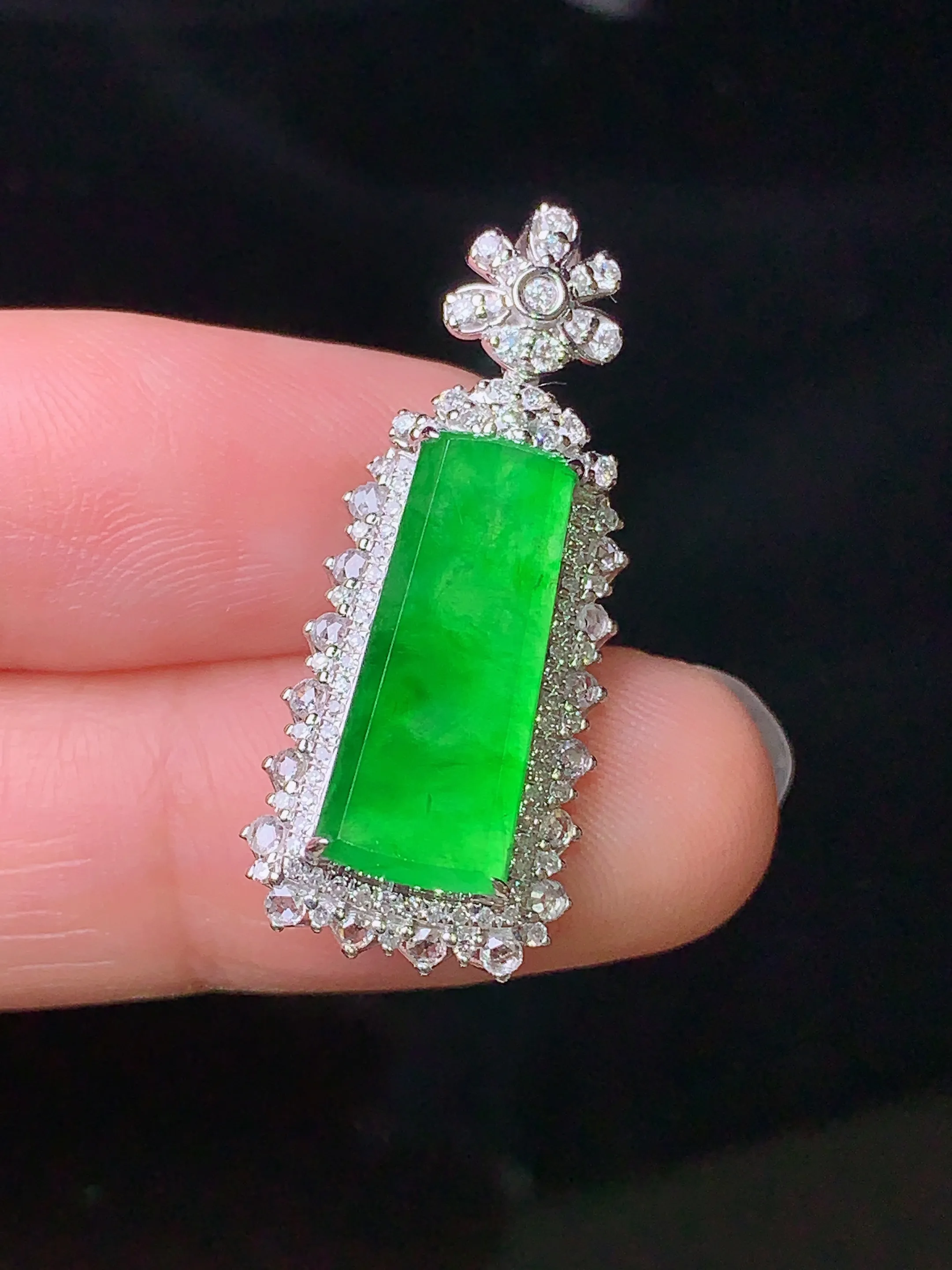 18k金钻镶嵌翠绿无事牌吊坠 玉质细腻 色泽清新艳丽 整体尺寸30.6*12.8*7.5