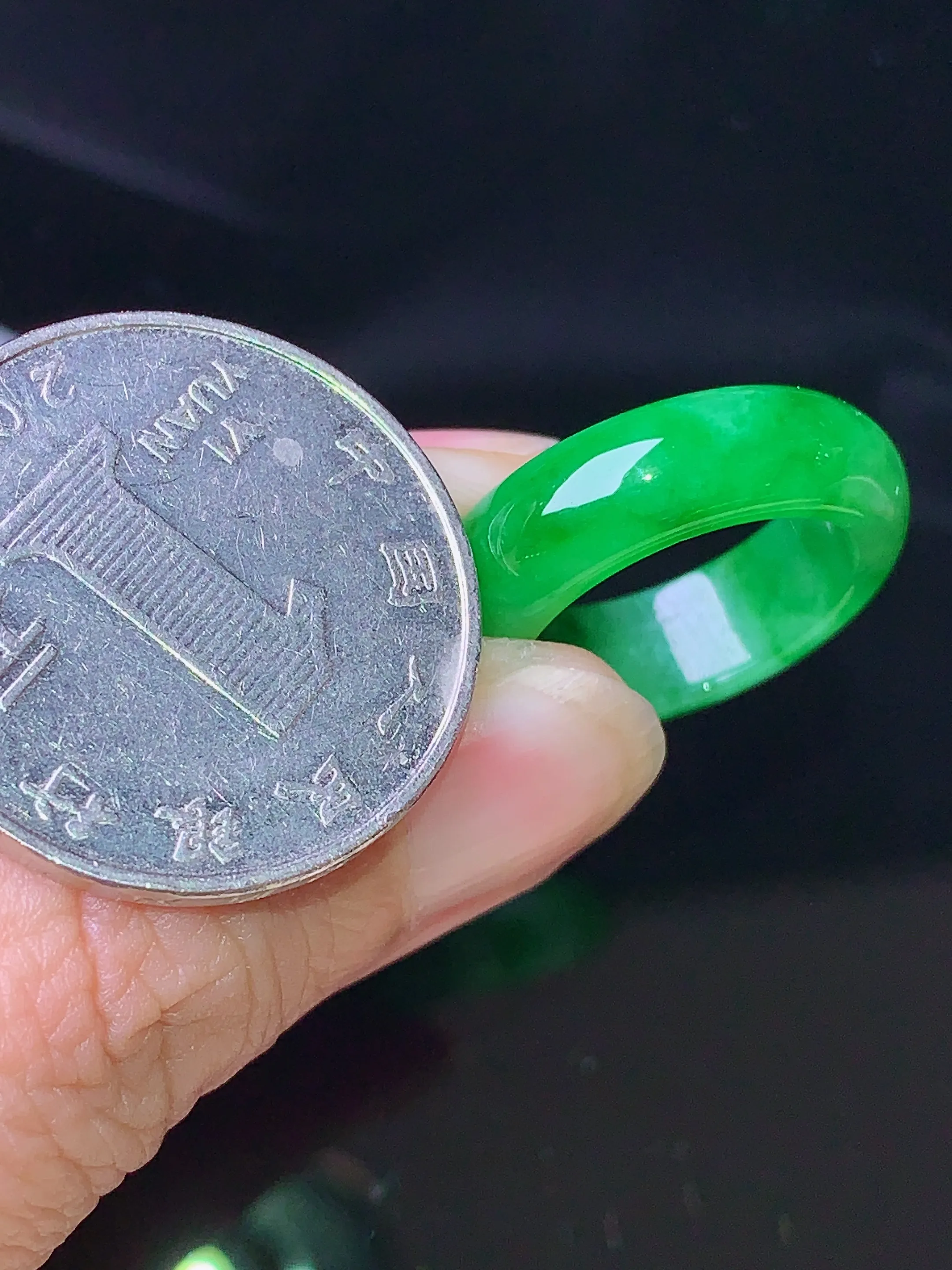 翠绿指环 玉质细腻 色泽清新艳丽 整体尺寸22.7*6*3.6 圈口10.5