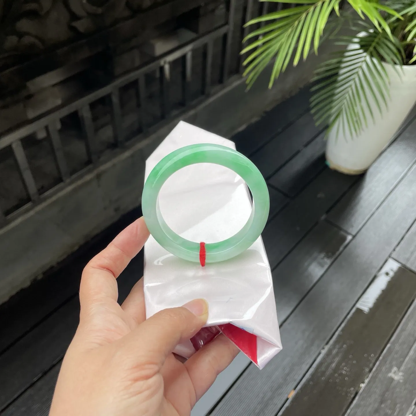 57圈口
带色，似一汪澄澈的春水，凝翠欲滴，在腕间流转出东方玉韵的温婉