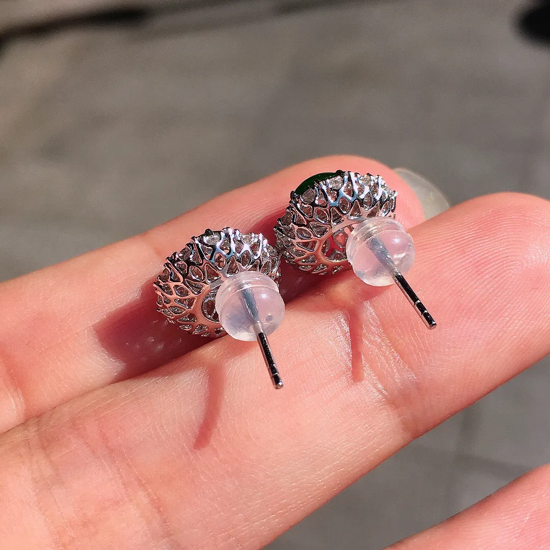 满绿蛋面耳钉，色泽均匀浓郁，玉质细腻，荧光感超
强，饱满圆润，尽显优雅气质，18k
金豪华镶嵌