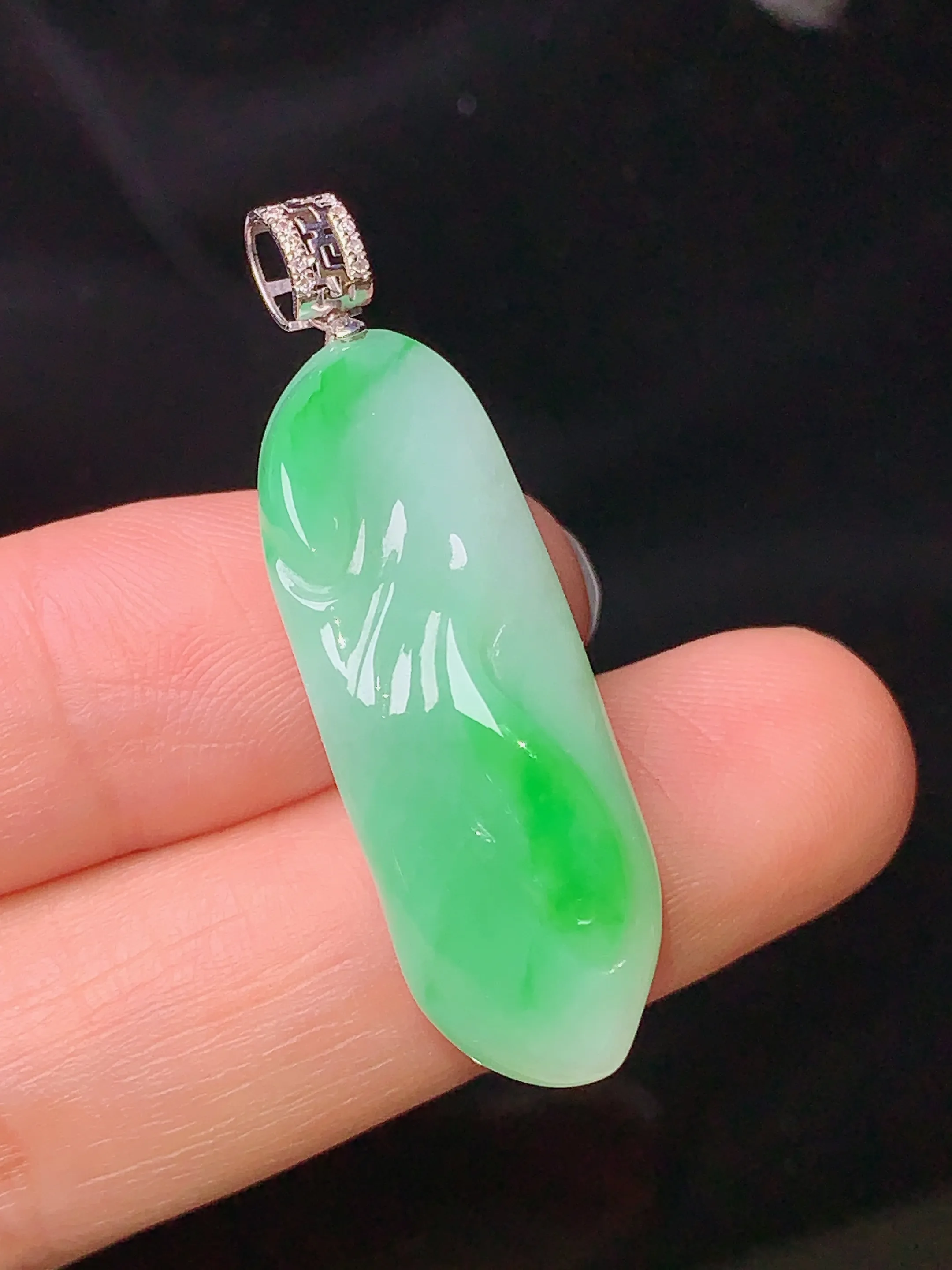 18k金钻镶嵌飘绿花蕾吊坠 玉质细腻 色泽清新艳丽 整体尺寸38.6*11.3*10.3