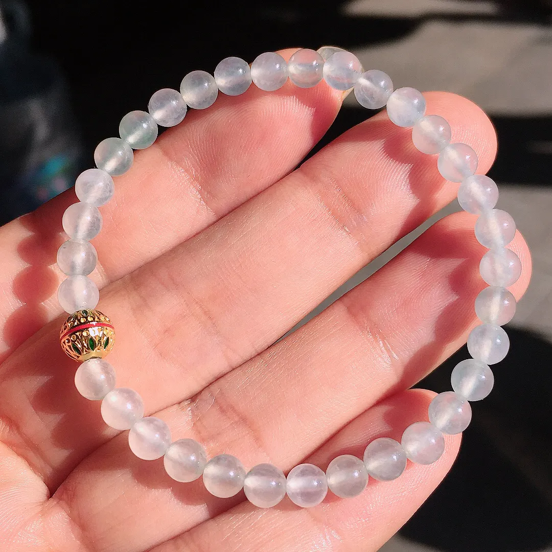 冰种珠子手串，玉质细腻，荧光感超
强，饱满圆润，尽显优雅气质，