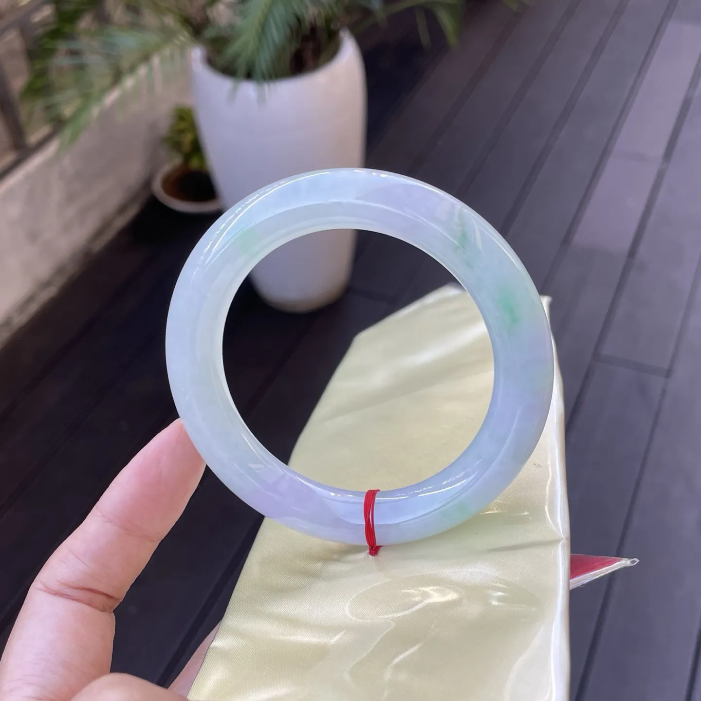 58圆条
春彩，冰透的肌理里晕着淡紫的霞，几点绿韵似春日流萤，仿若从时光深处走来的雅致信物