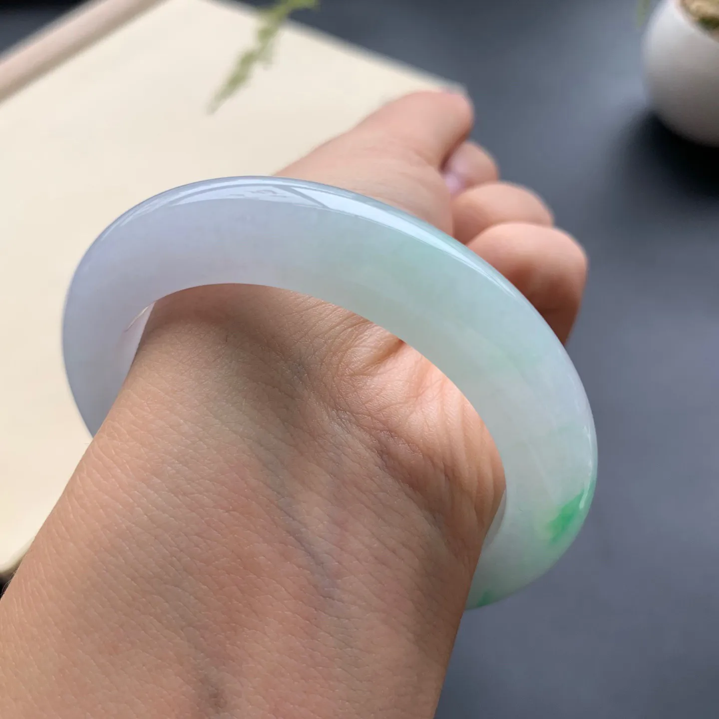 52圈口飘绿正圈手镯 尺寸：52-10.5-9.2，无纹裂，水润细腻，优美迷人