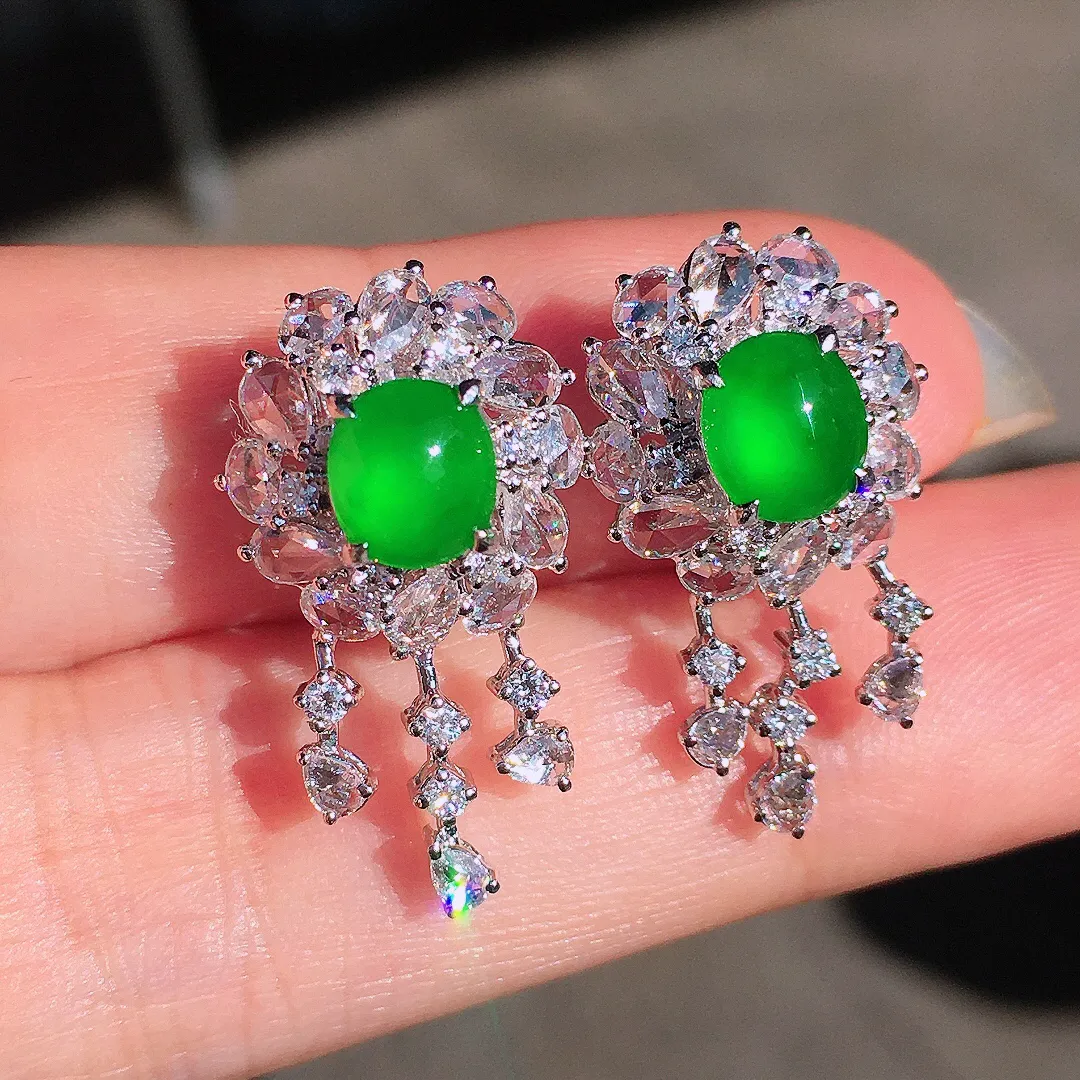 阳绿蛋面耳钉，色泽均匀艳丽，玉质细腻，荧光感超
强，饱满圆润，尽显优雅气质，18k
金豪华镶嵌