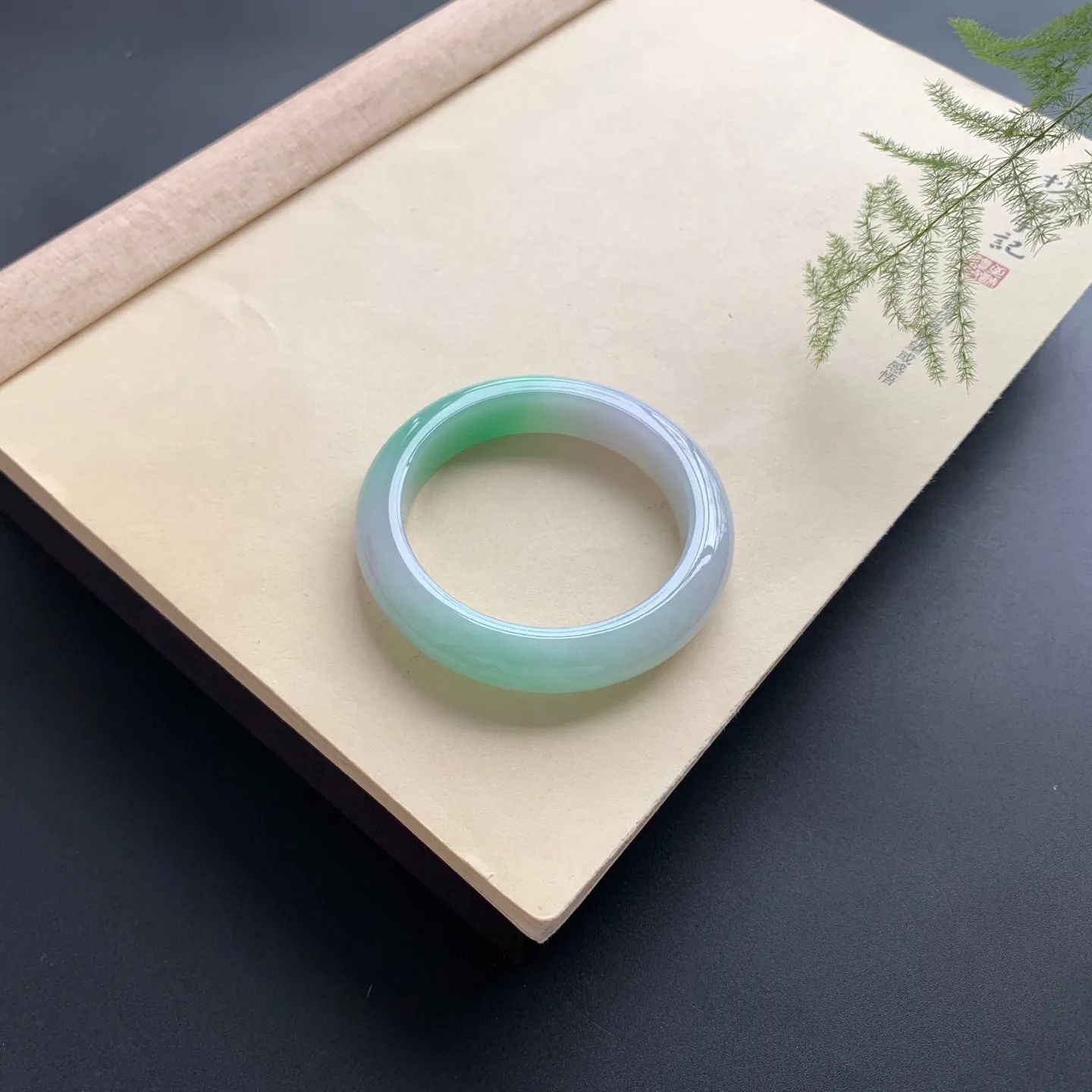 53.8圈口飘绿正圈手镯 尺寸：53.8-12-9.5，无纹裂，色泽靓丽，优美迷人