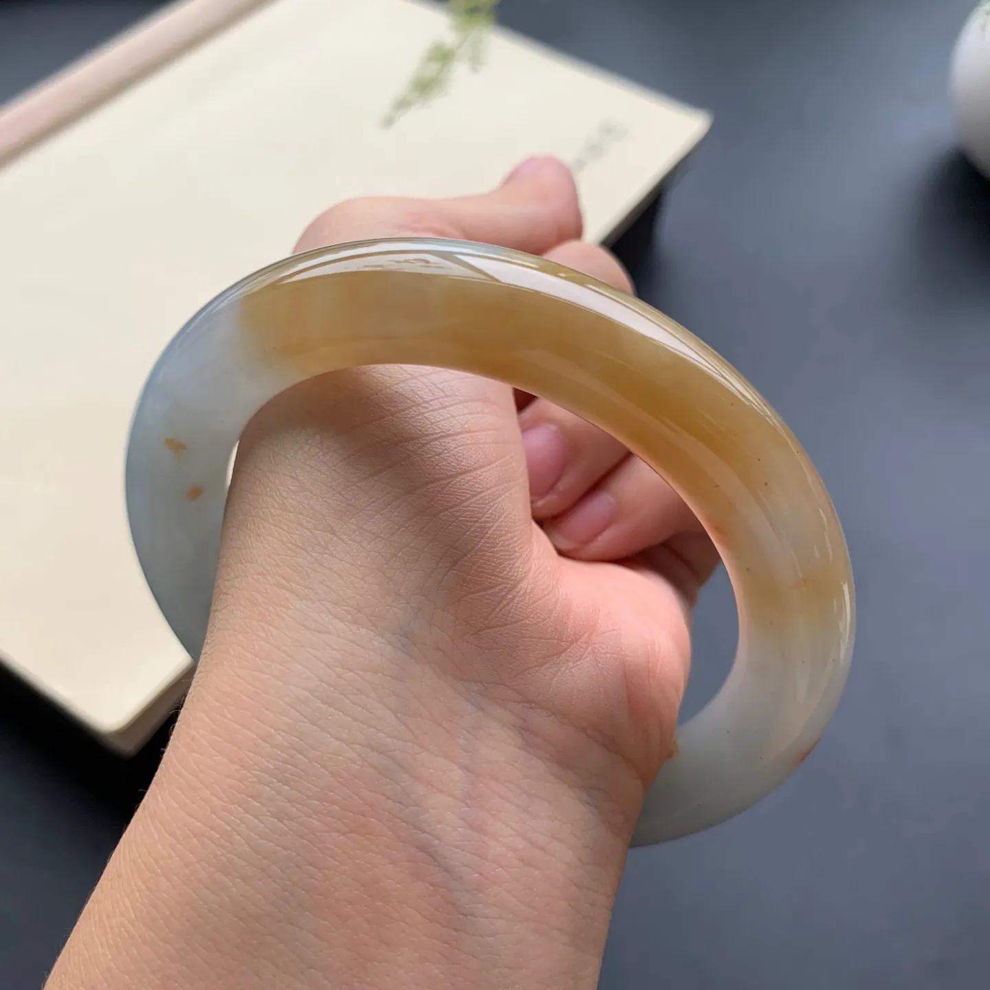 61.5圈口黄翡圆条手镯 尺寸：61.5-12.6-11.5，无纹裂，细腻光滑，色泽亮丽