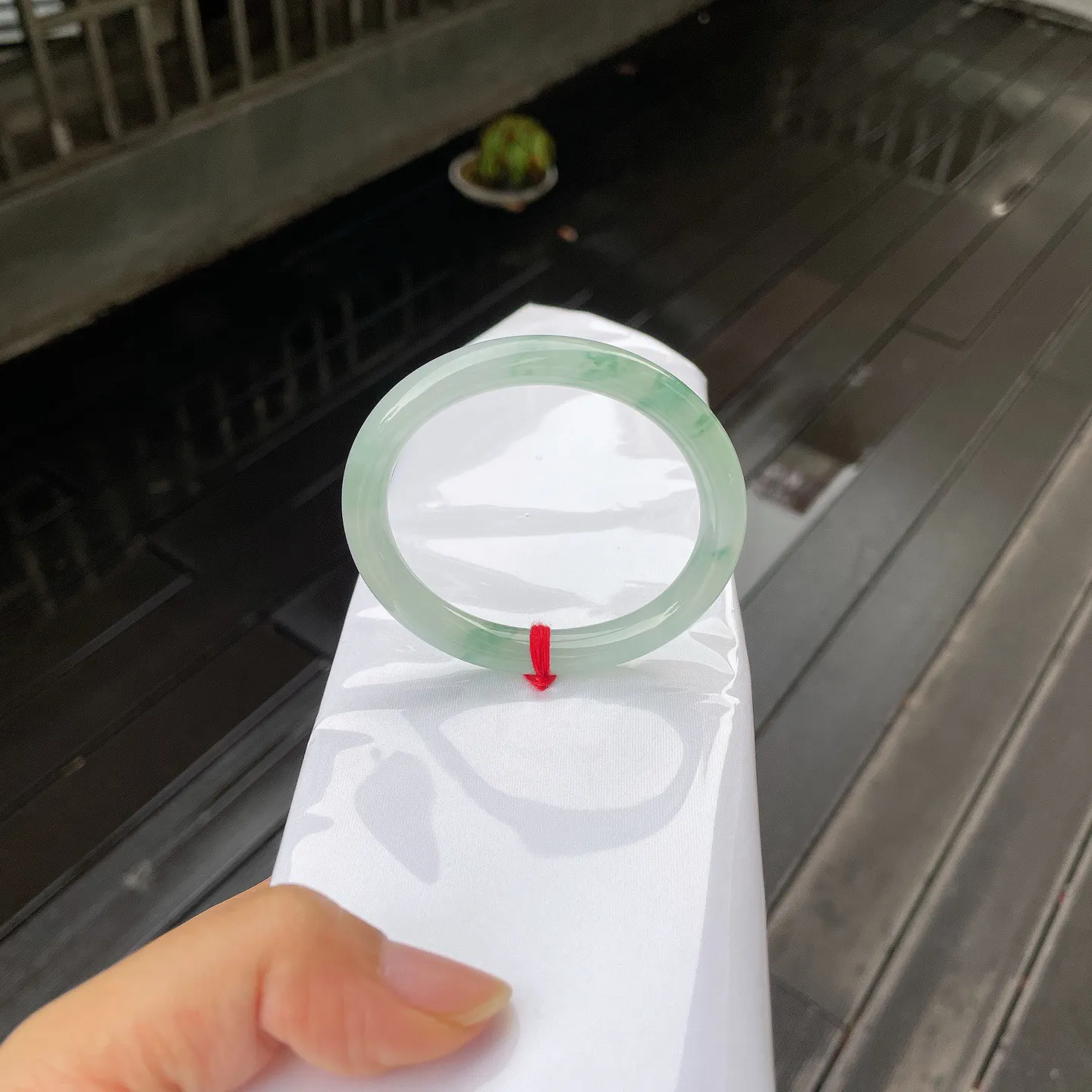 54贵妃🫑
飘花，底色似清透的湖水，澄澈又柔和，星星点点的翠绿，如春日枝头新绽的嫩叶，