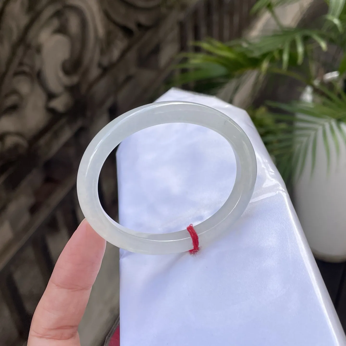 54贵妃
白月光，冰润的肌理仿若把月光锁进了石中，浅淡的色泽如秋水无波，是腕间最空灵的诗笺，