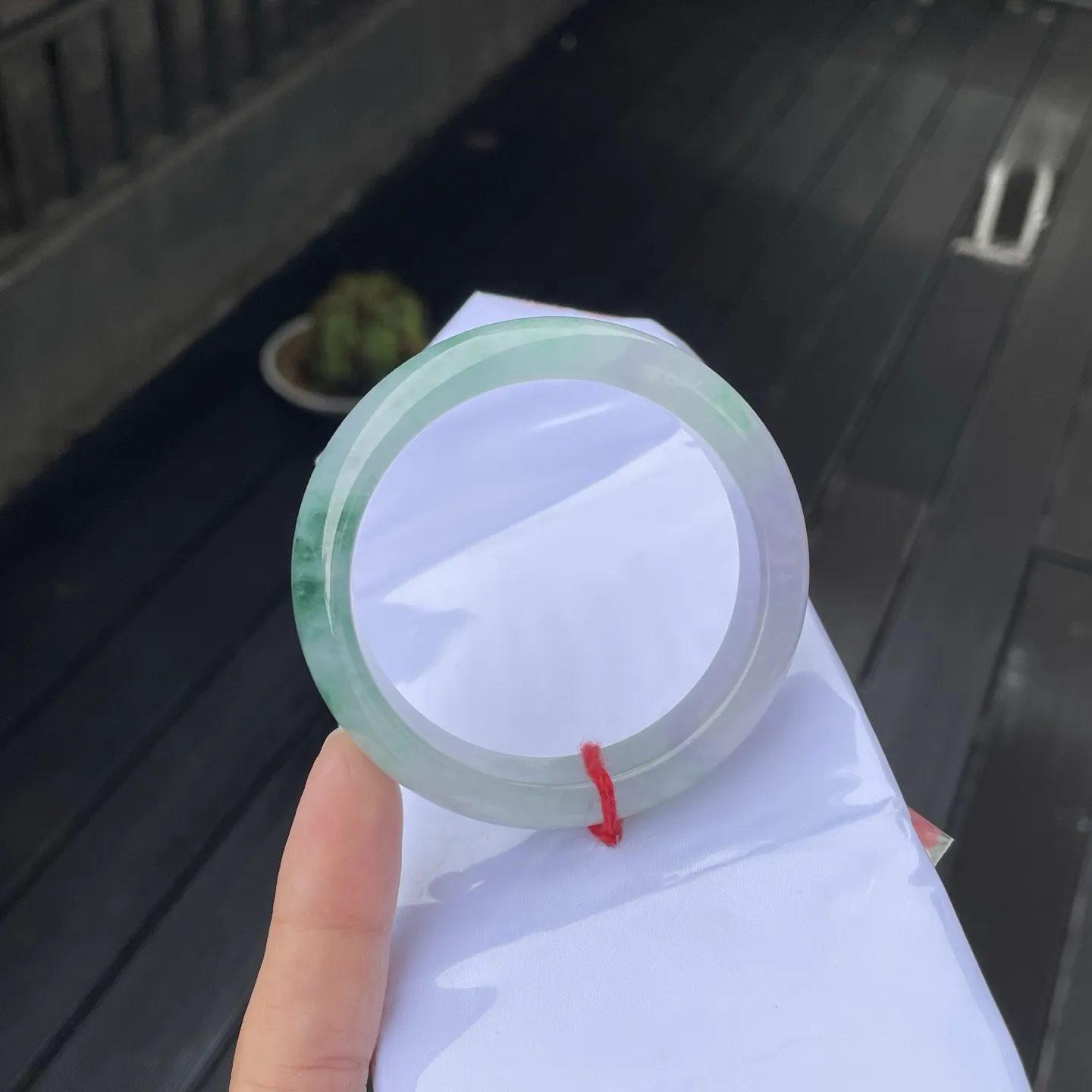 54圈口
春彩，仙仙的紫与翠绿相间，宛若山间升腾的薄雾，轻盈地萦绕在镯身，灵动又富有生机