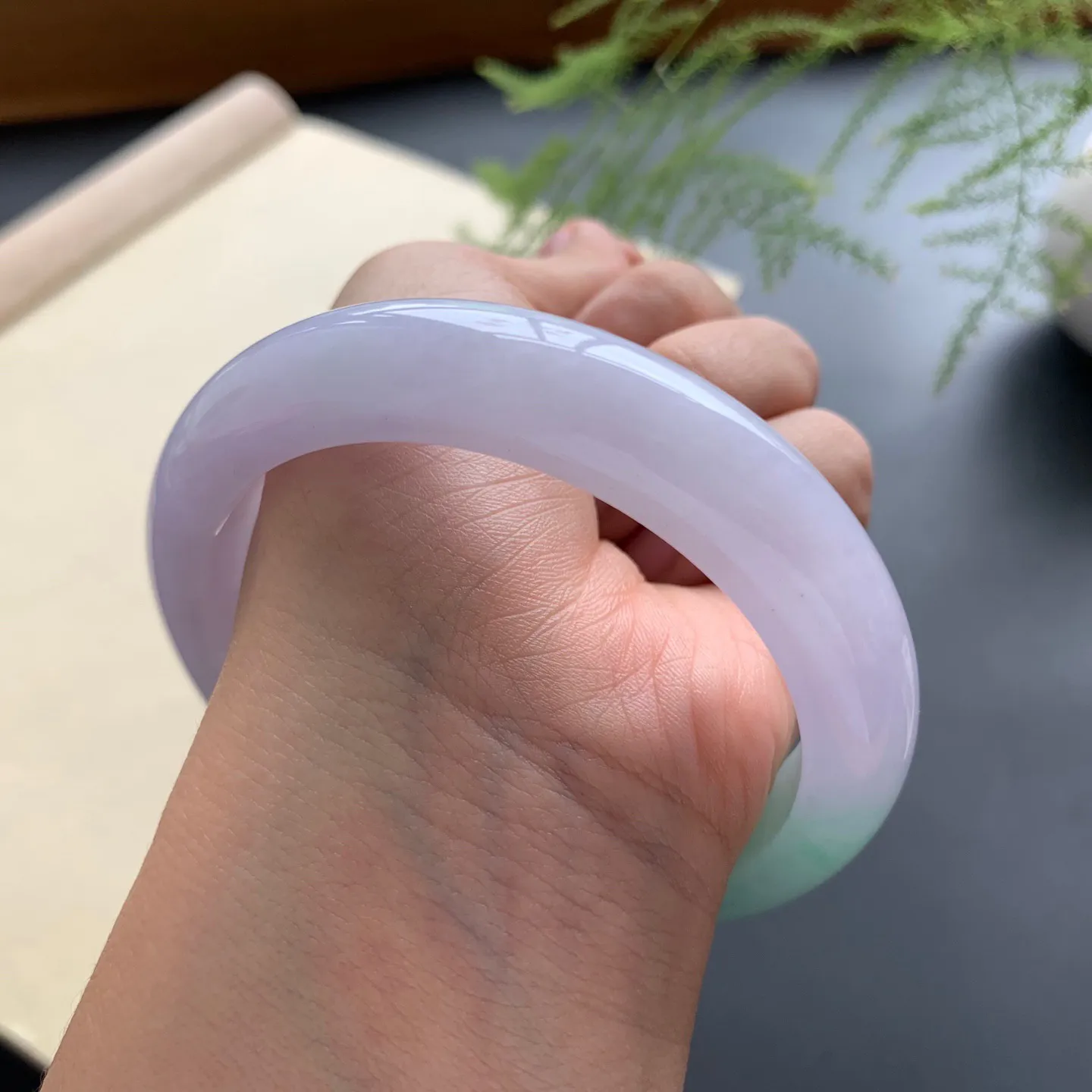 59圈口飘绿正圈手镯 尺寸：59-13.3-8，无纹裂，细腻光滑，色泽靓丽