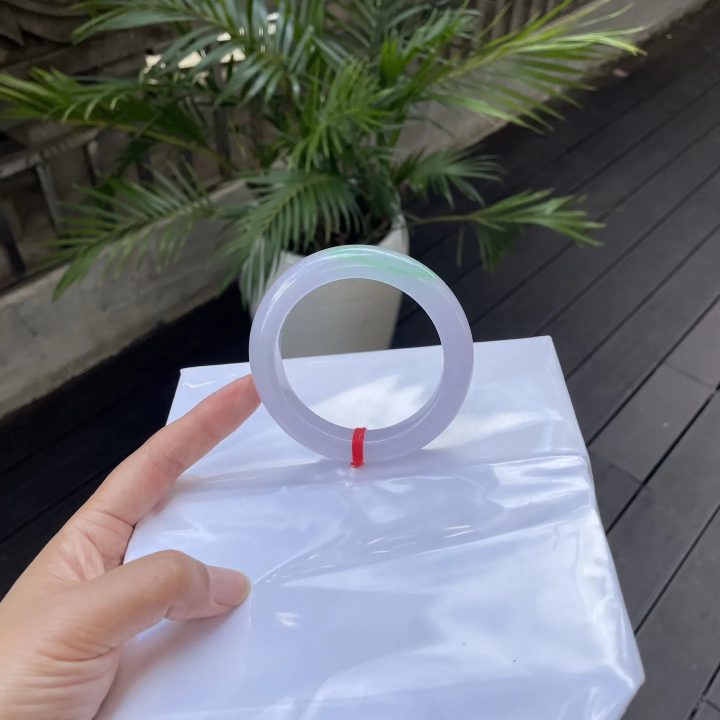 59圈口🪅
春彩，月光凝成的环，又糅进一抹翠色的清欢，在腕间流转成诗，是时光淬炼的温柔，亦是自然晕染