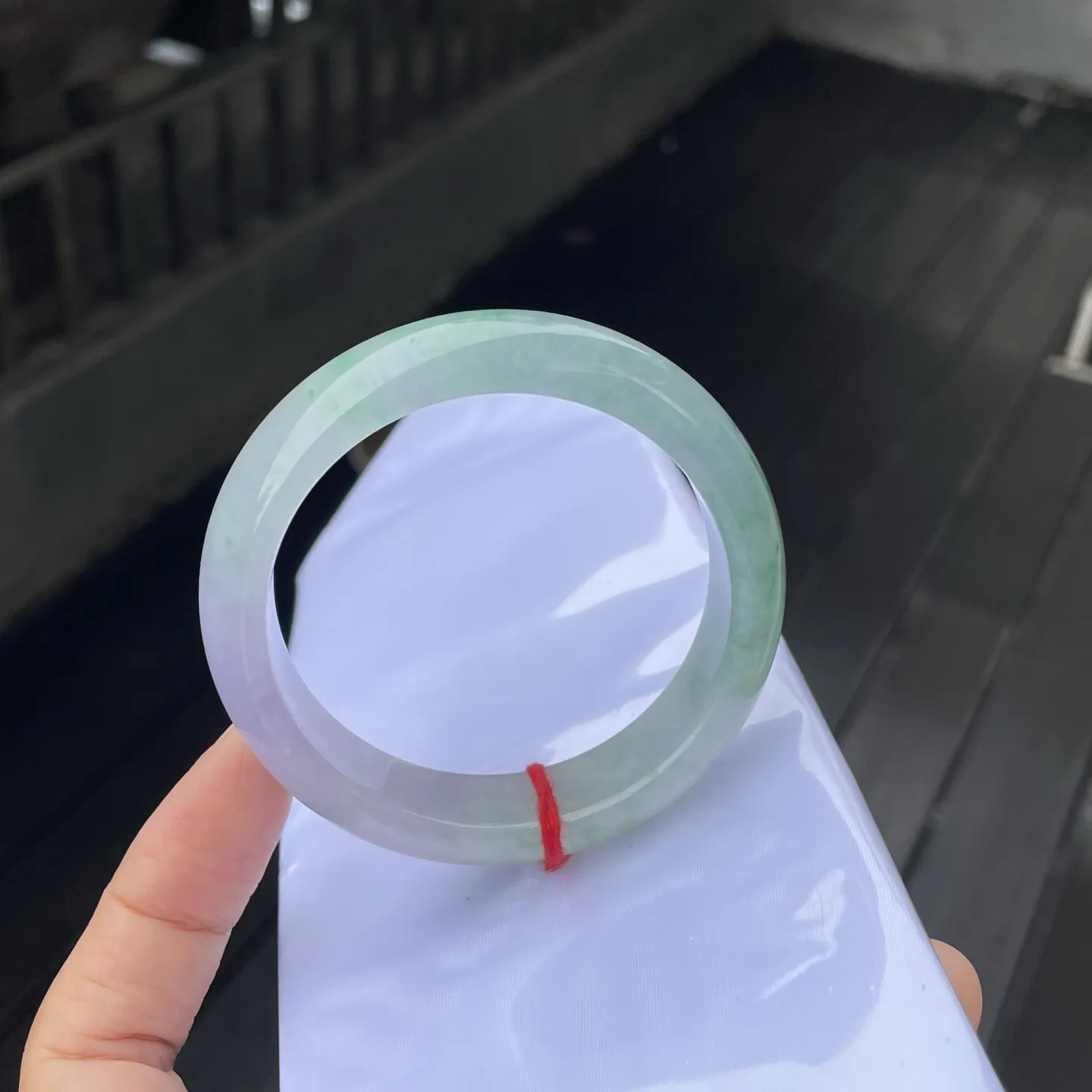 54圈口
春彩，仙仙的紫与翠绿相间，宛若山间升腾的薄雾，轻盈地萦绕在镯身，灵动又富有生机