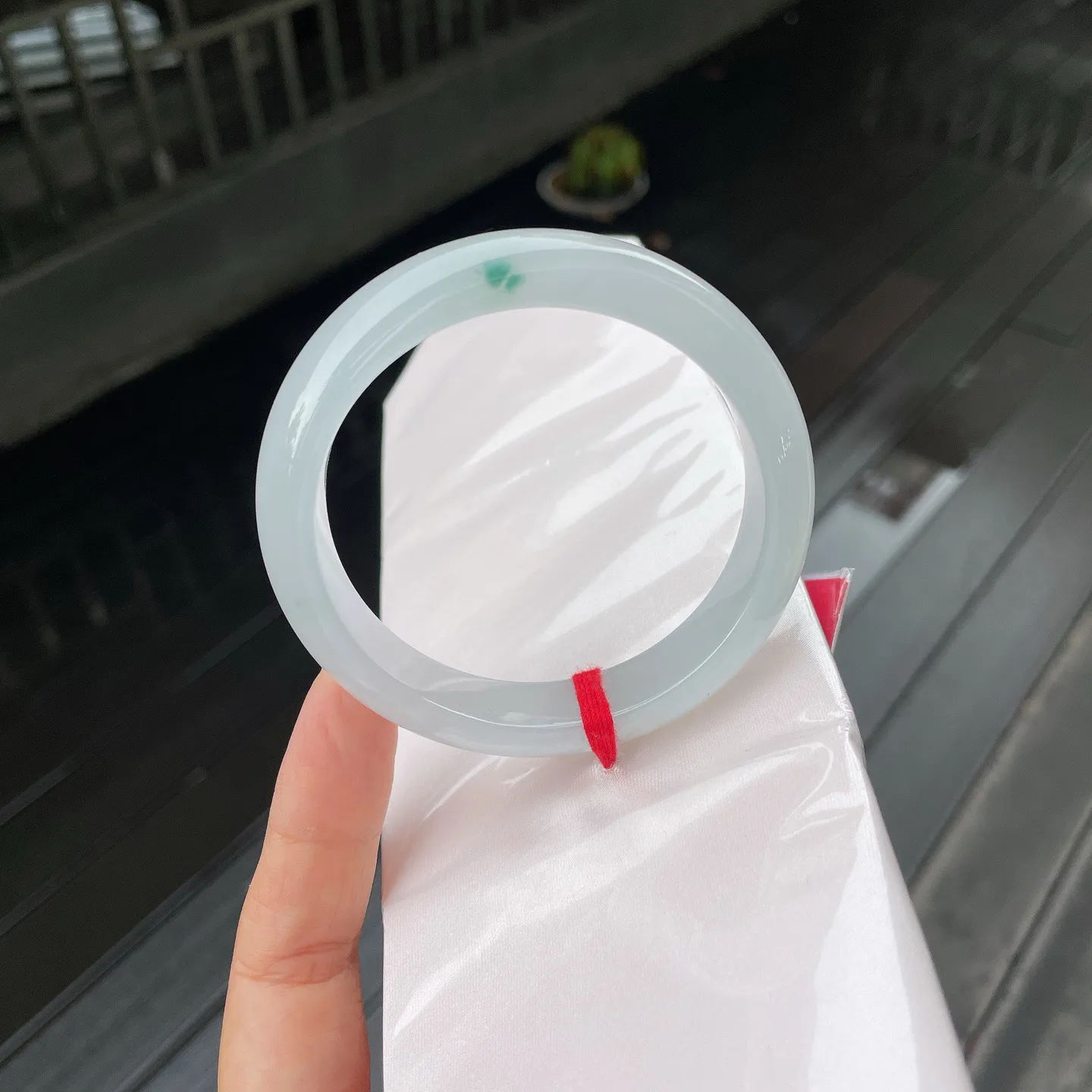 57圈口🥤
飘花，如被晨露吻过，清透底色中，一点翠绿如春日刚绽的花苞，悄然盛放