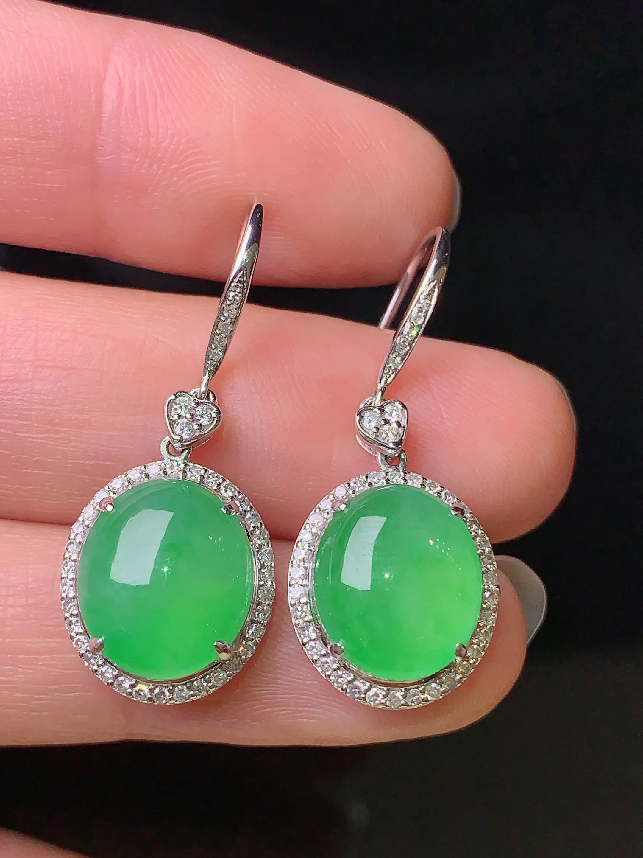 18k金钻镶嵌翠绿蛋面耳坠 玉质细腻 色泽清新艳丽 整体尺寸30*12.5*7.2