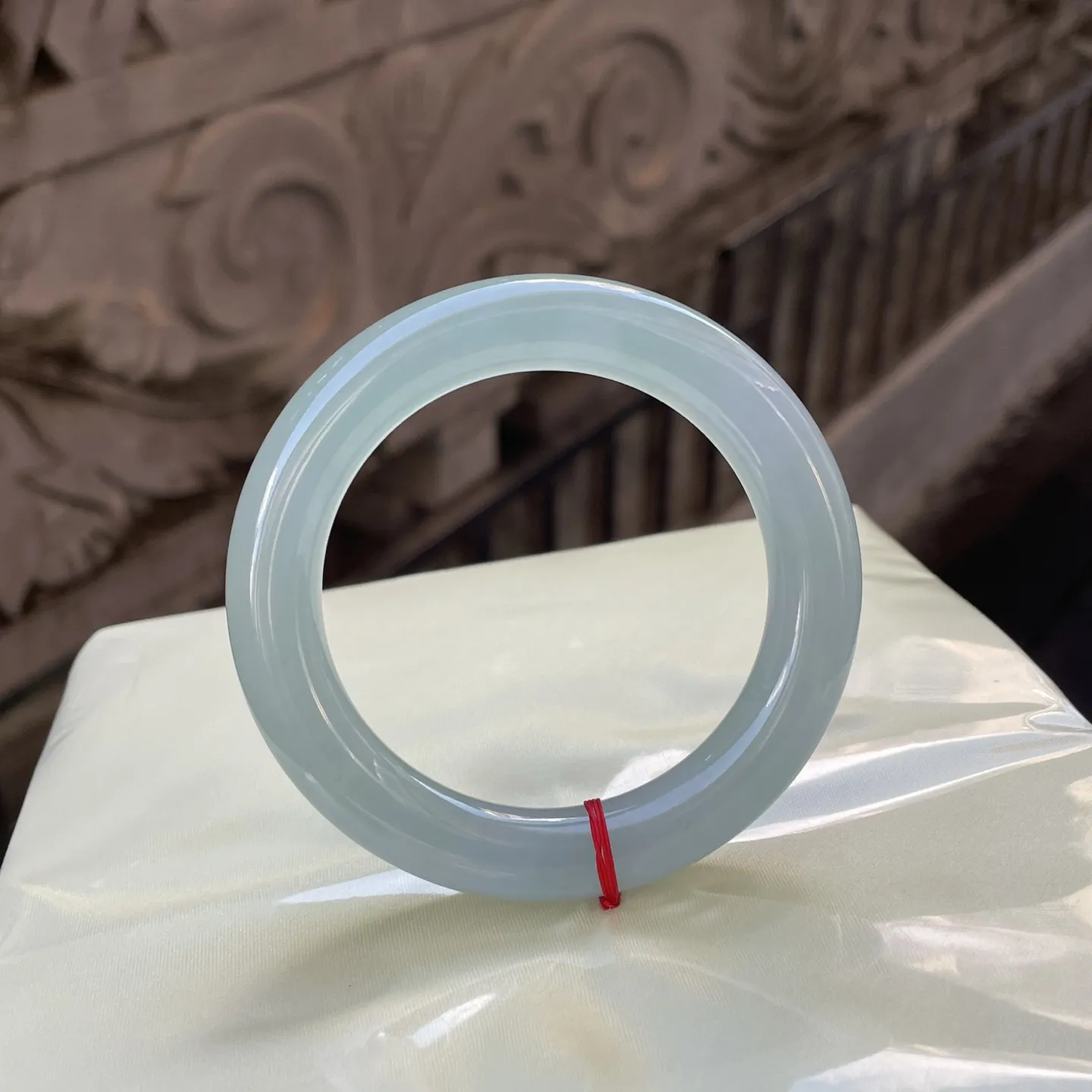 58圆条
晴底，澄澈山涧中采来的璞玉，浅淡的色调泛着温润质感，圆润的镯身似藏着山水间的灵秀与静谧