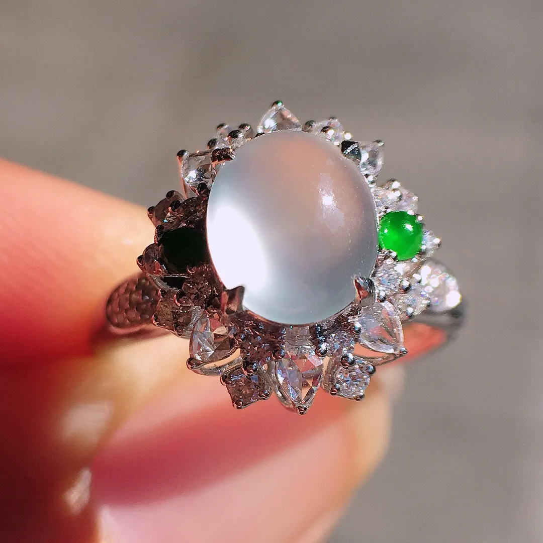 玻璃种蛋面戒指，玉质细腻，荧光感超
强，饱满圆润，尽显优雅气质，18k
金豪华镶嵌