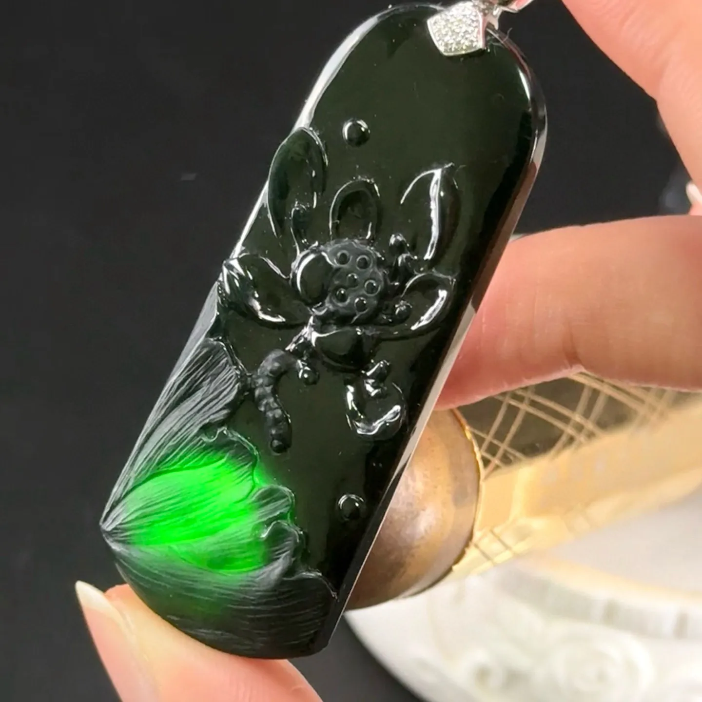 精品18k墨翠荷花牌 种好色正 黑度极好 打灯通透 油性十足  尺寸65.8