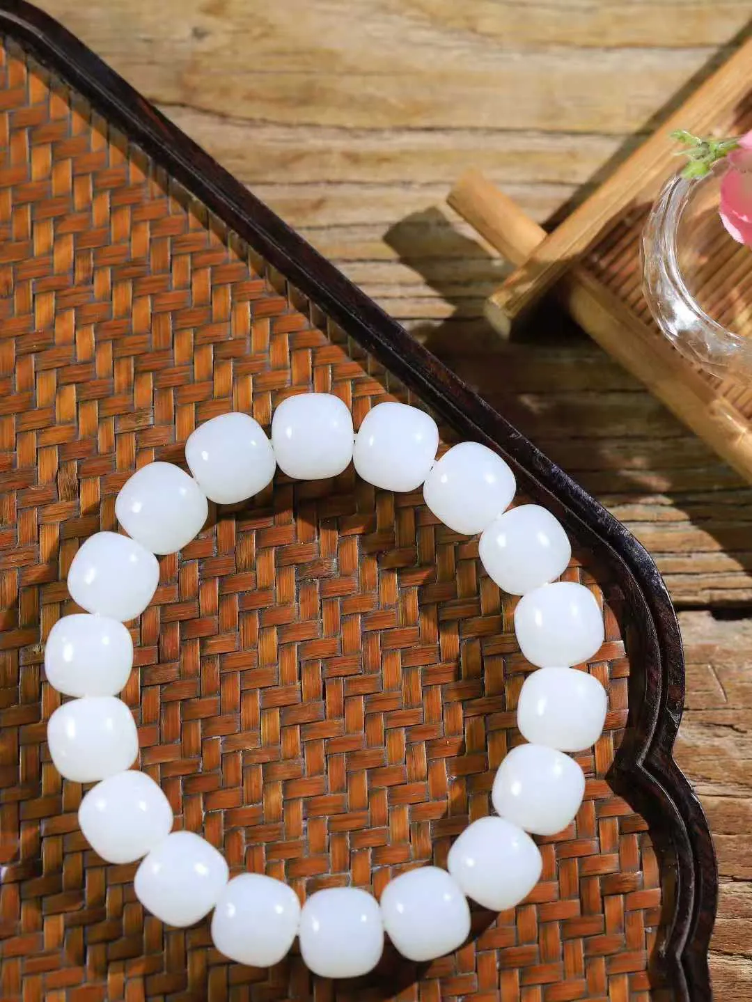 （老型珠.手串）

精品 和田玉白玉老型珠手串，玉质细腻油润 饱满光滑 质朴无华，悠远简单，人心境界远，百世修炼深，心灵常驻善意持，觉悟人生百世修。
重63.7克    尺寸取一11.9-12.8mm    10110400A