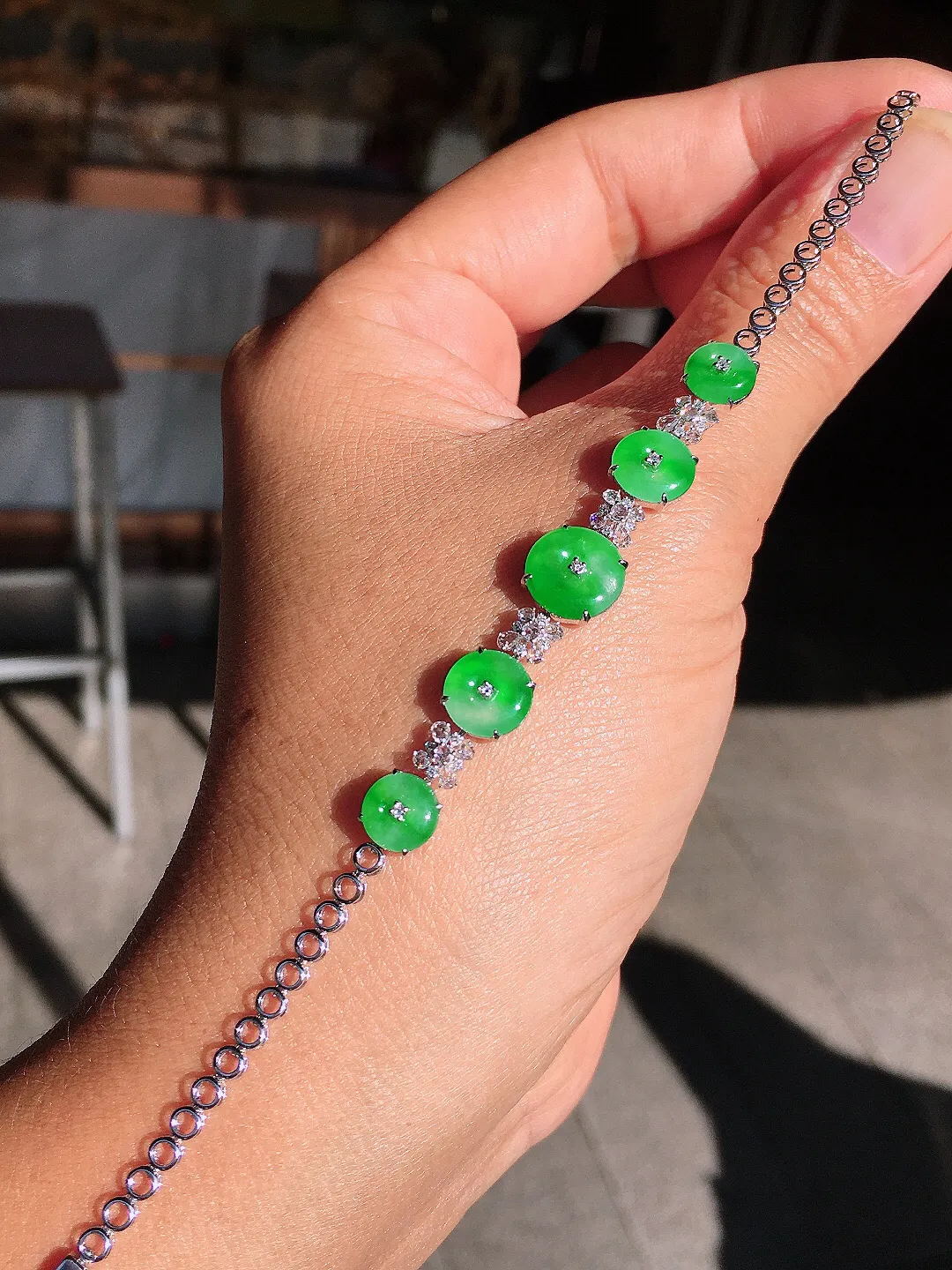 阳绿平安扣手链，色泽均匀艳丽，玉质细腻，荧光感超
强，饱满圆润，尽显优雅气质，18k
金豪华镶嵌