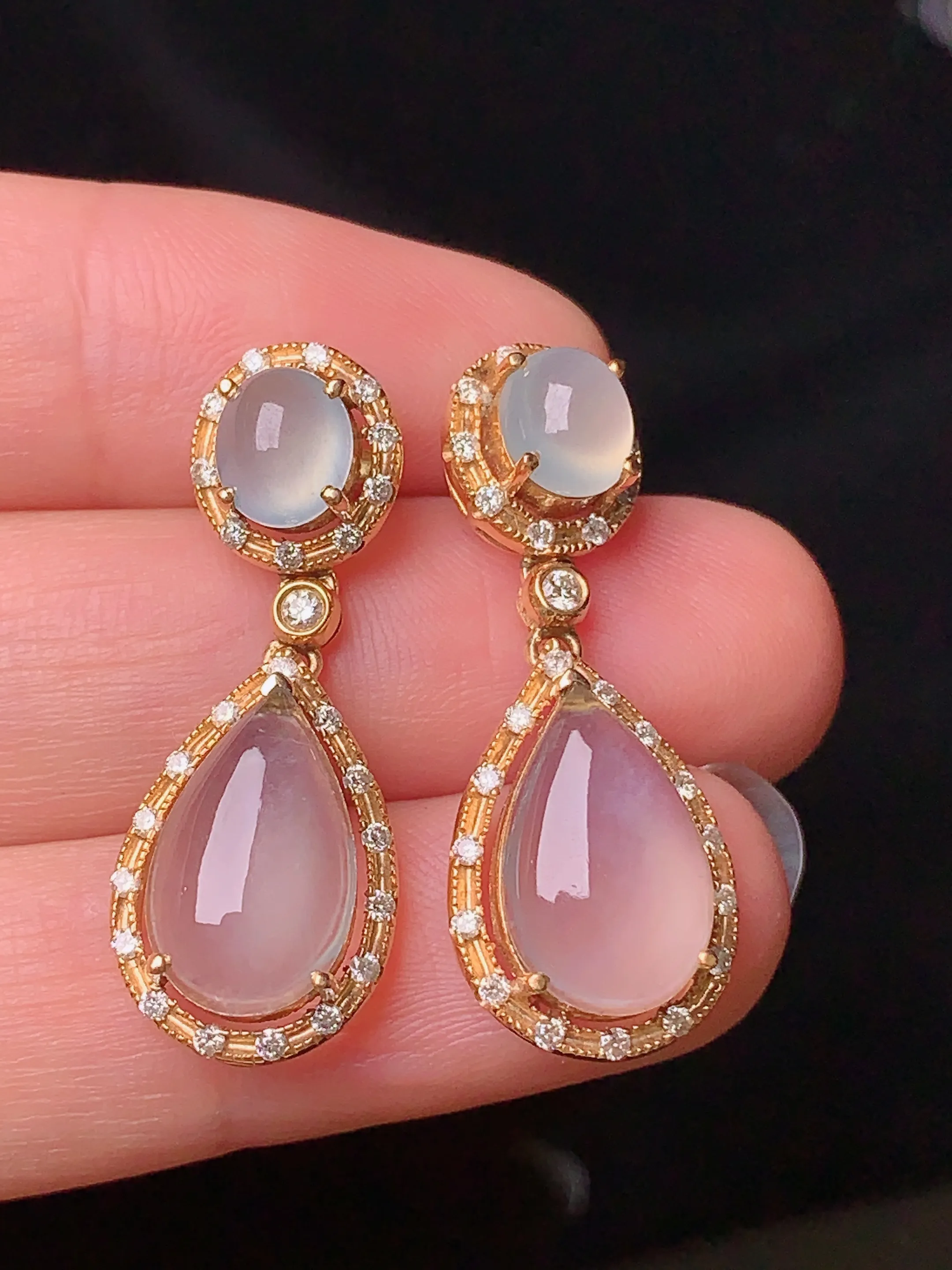 18k金钻镶嵌冰种蛋面耳坠 玉质细腻 色泽清新艳丽 整体尺寸29.3*11.6*6.6