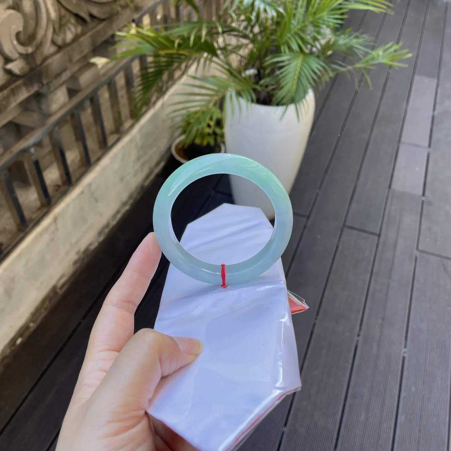 60圈口
带色，似将春日里那抹清新的嫩草色凝于环形，莹润透亮，