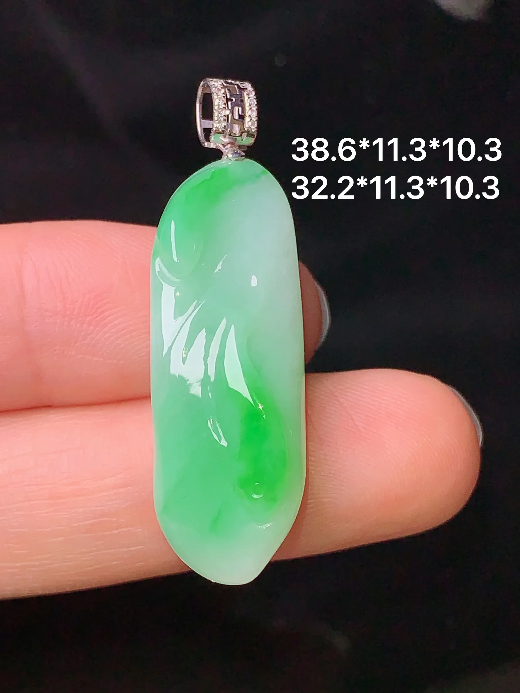 18k金钻镶嵌飘绿花蕾吊坠 玉质细腻 色泽清新艳丽 整体尺寸38.6*11.3*10.3