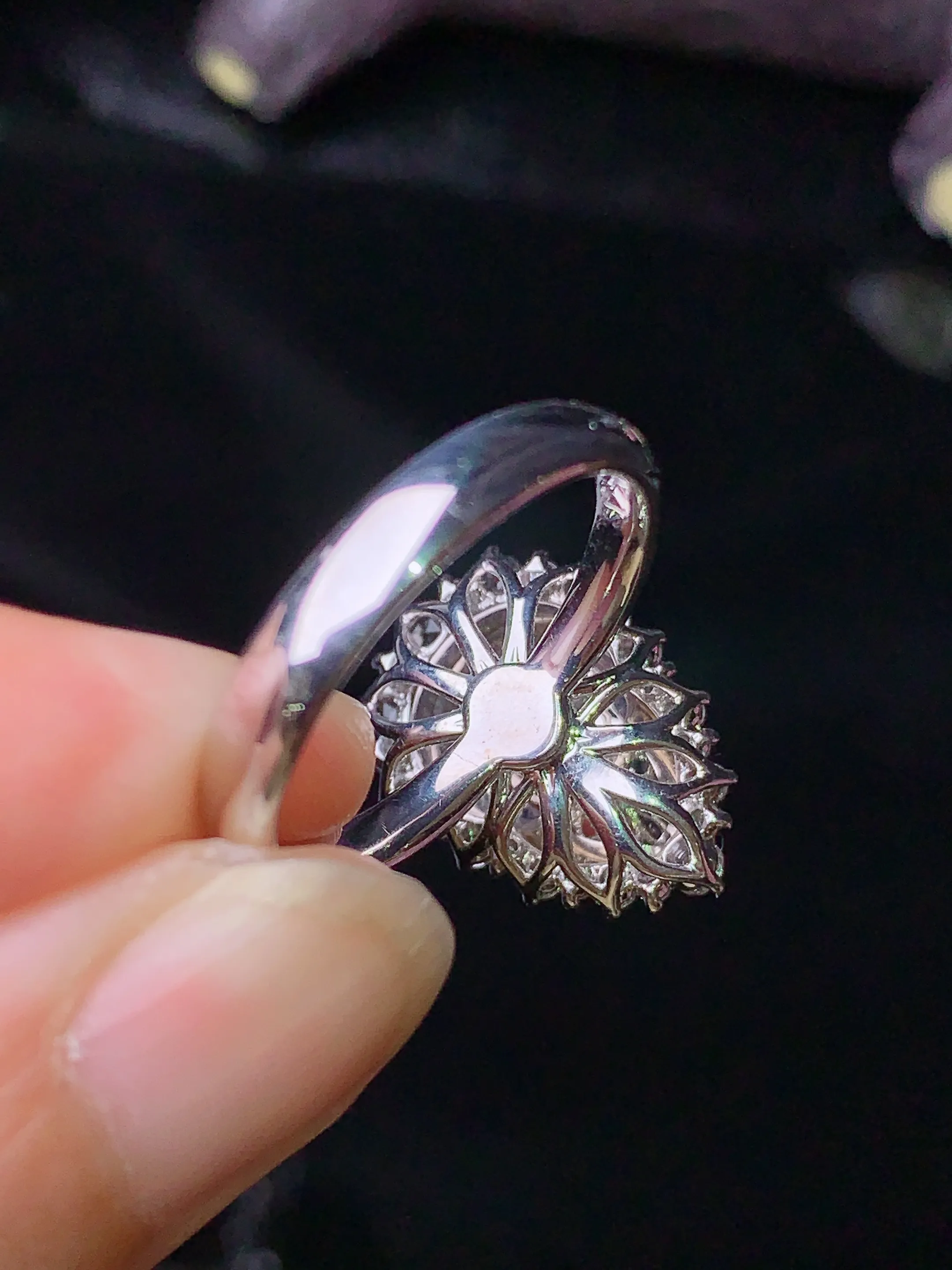 18k金钻镶嵌葫芦戒指 玉质细腻 色泽清新艳丽 圈口13.5 整体尺寸17.8*13.3*10