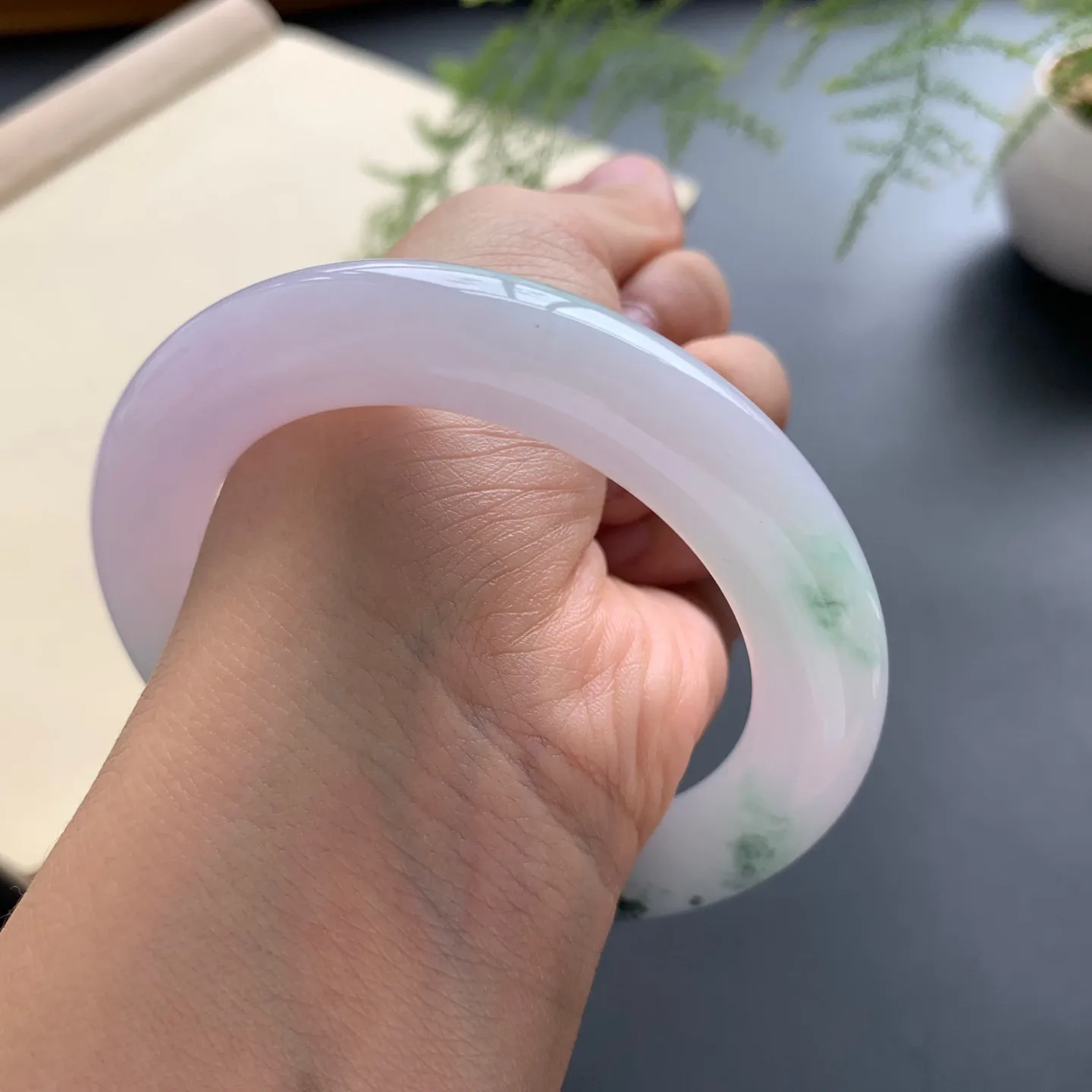 56圈口飘花圆条手镯 尺寸：56-11.3-11.8，无纹裂，细腻光滑，清爽干净