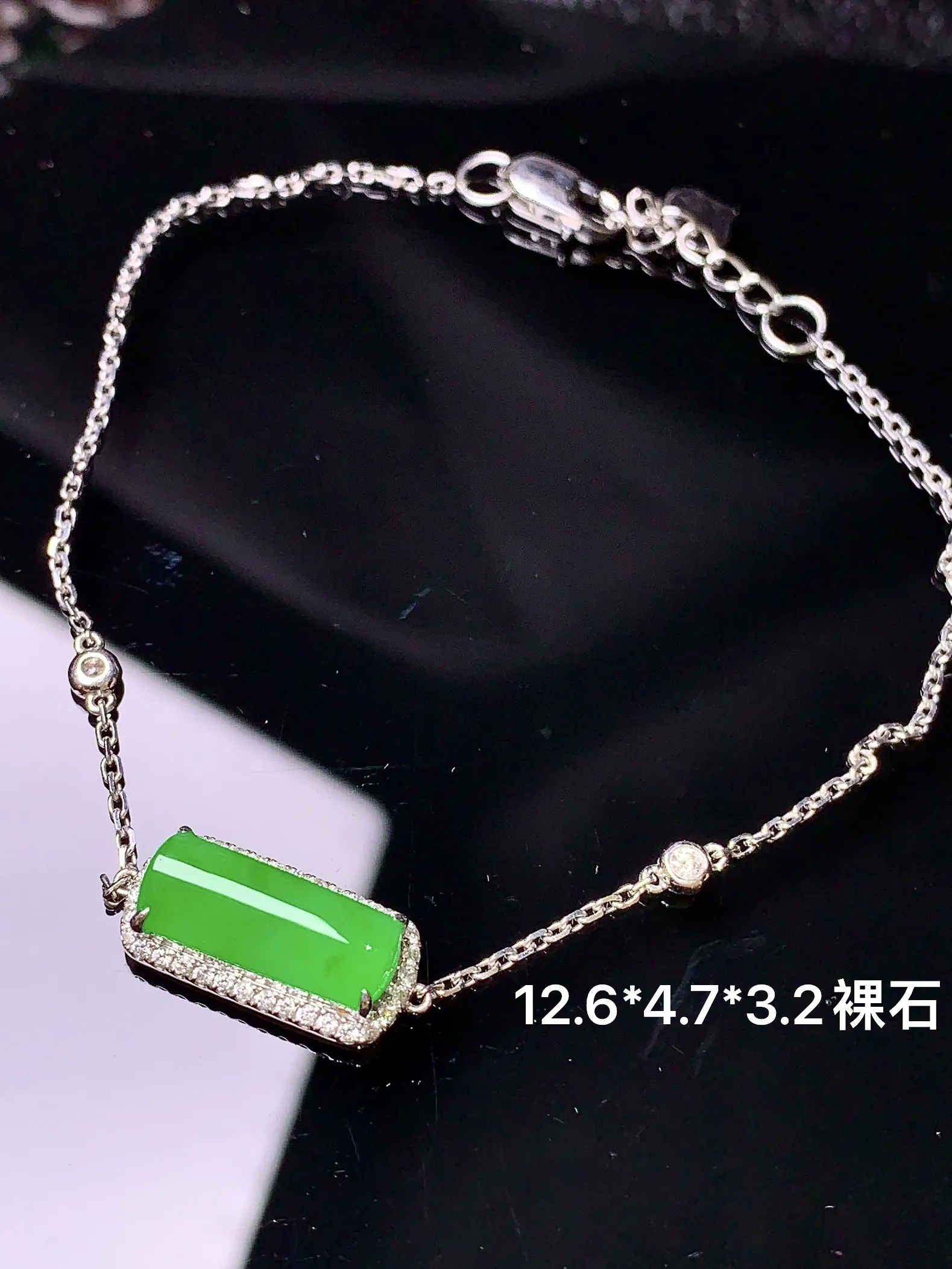 18k金钻镶嵌满绿玉柱手链 玉质细腻 色泽清新艳丽 整体尺寸12.6*4.7*3.2