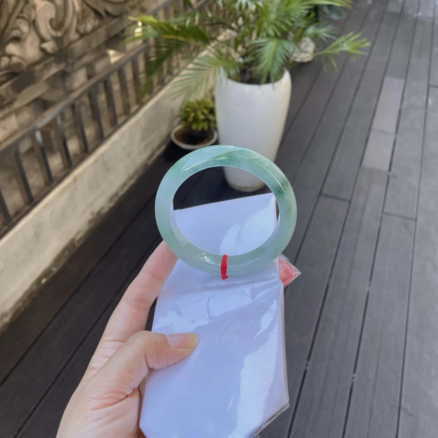 61圈口️
飘花，浅绿与深绿交织，如春水漫过青石板，
光泽莹润，藏着一整个清晨的露珠