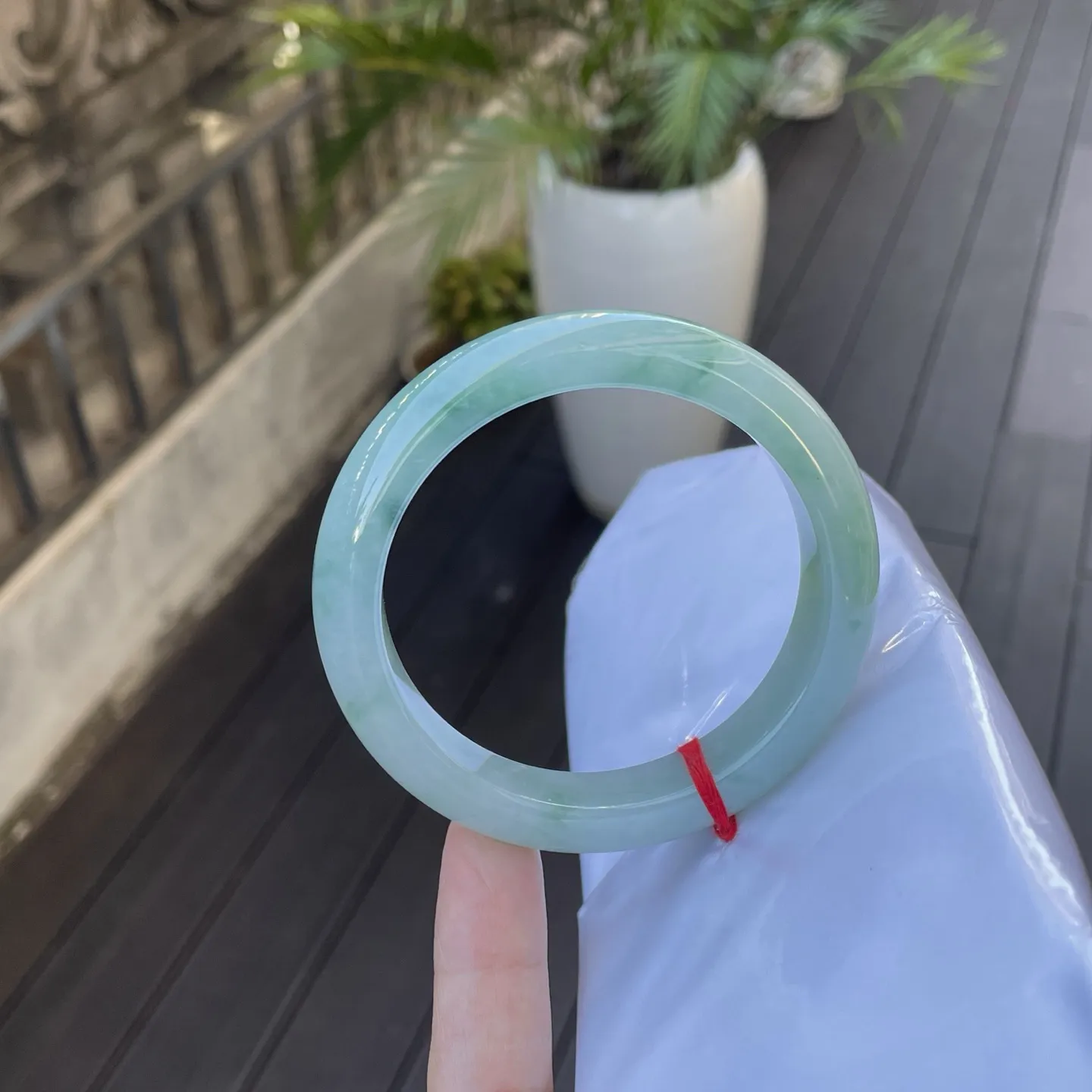 61圈口️
飘花，浅绿与深绿交织，如春水漫过青石板，
光泽莹润，藏着一整个清晨的露珠