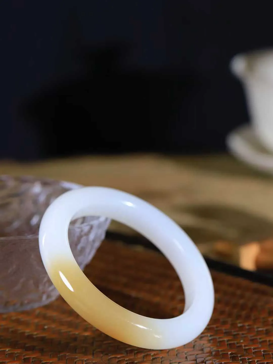 【暖玉生香·手镯】

收藏级️和田玉糖白玉手镯，质地油润细腻，色泽高贵典雅，镯型古朴典雅。在诗情画意的雨巷相遇，你是我腕间的一抹风情，有你眸有深情，清风荡漾湖间静水，我愿俯身低眉，在烟波涟漪处，寻你深情倩影。内径53.5mm 尺寸11.1-9mm 重49.2克45110432A