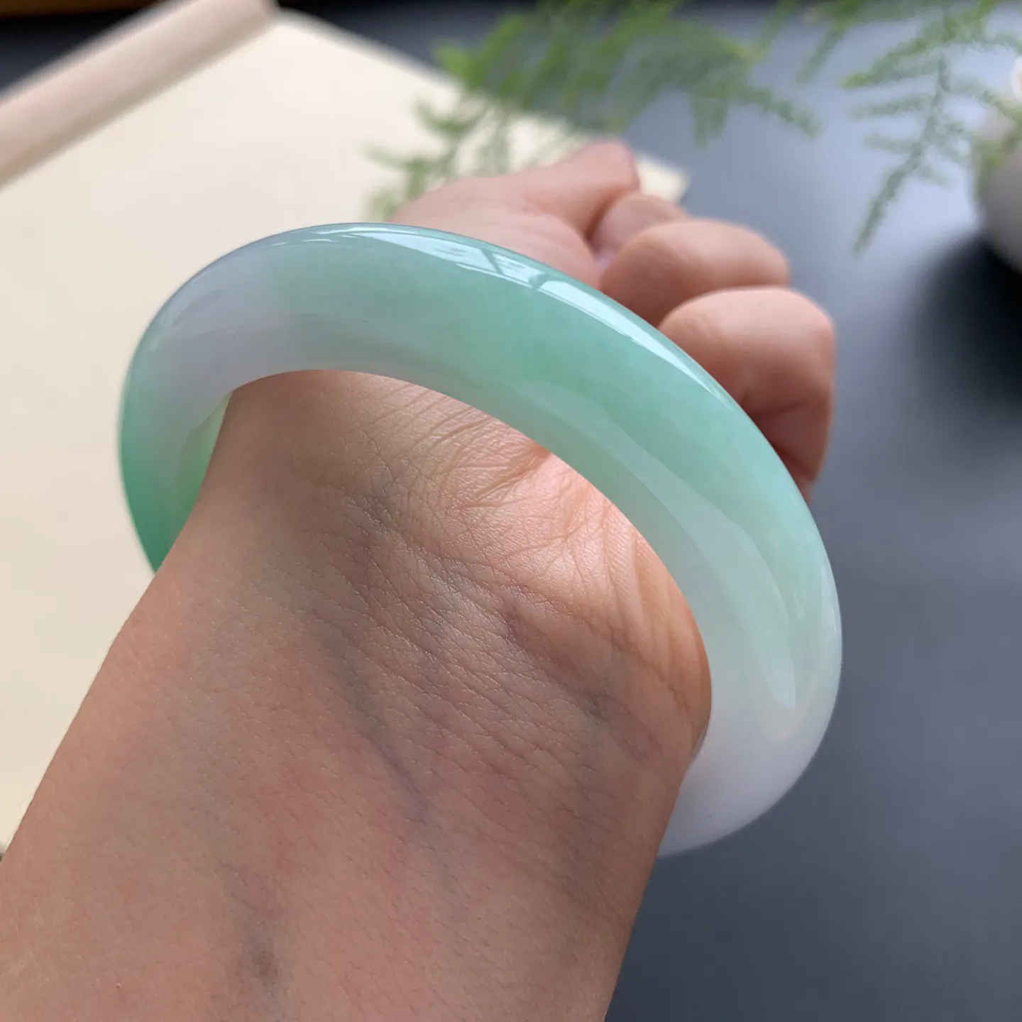 53.8圈口飘绿正圈手镯 尺寸：53.8-12-9.5，无纹裂，色泽靓丽，优美迷人