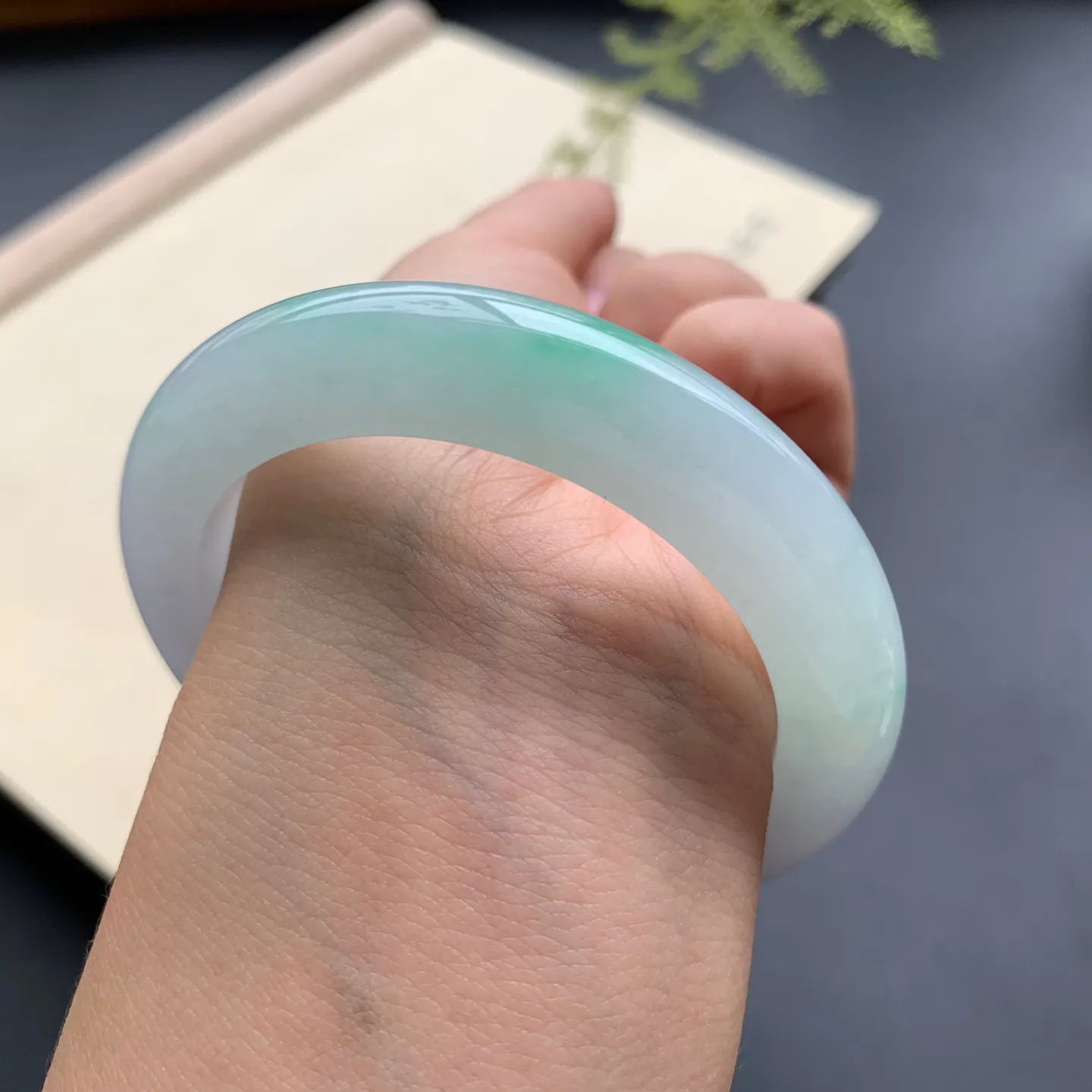 52圈口飘绿正圈手镯 尺寸：52-10.5-9.2，无纹裂，水润细腻，优美迷人