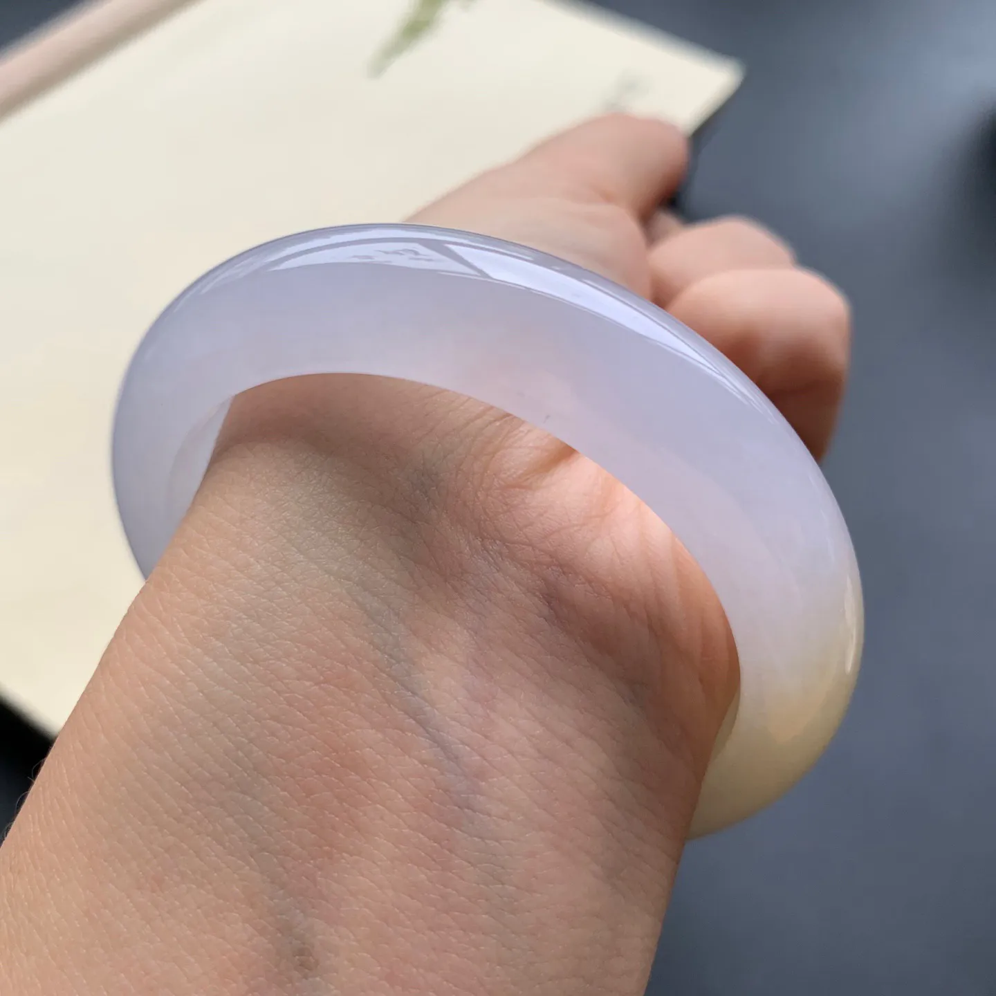 52.6圈口冰种飘黄翡正圈手镯 尺寸：52.6-12.6-8.5，无纹裂，水润起胶，优雅迷人