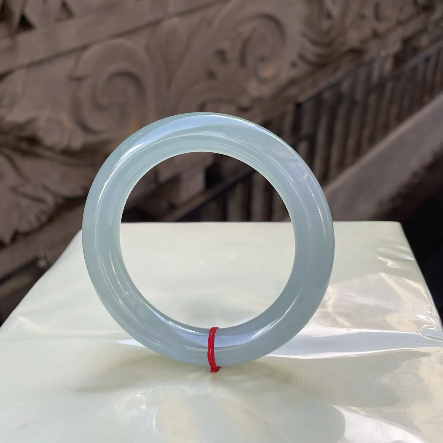 58圆条
晴底，澄澈山涧中采来的璞玉，浅淡的色调泛着温润质感，圆润的镯身似藏着山水间的灵秀与静谧