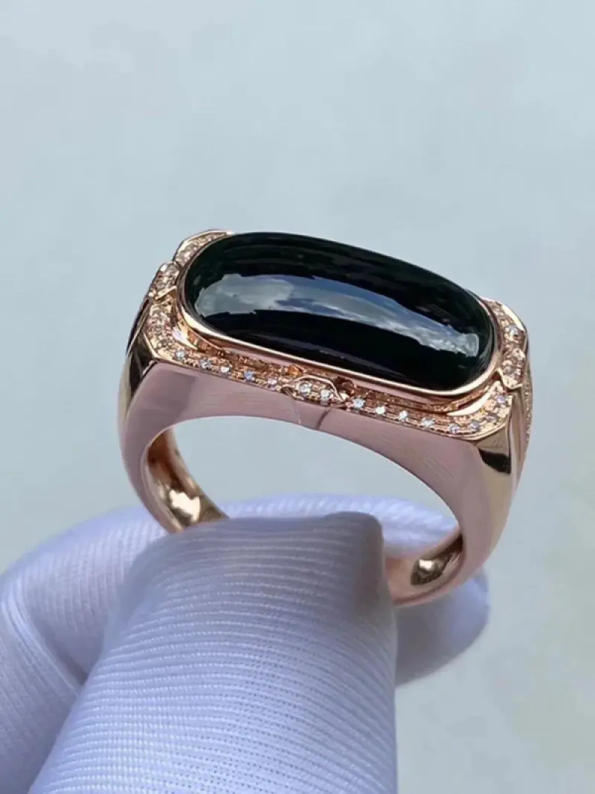 墨翠【马鞍戒指】18K金+南非钻镶嵌，细腻干净，黑度极黑，性价比高，雕工精湛，打灯透绿 裸石尺寸：17.7*9.2*6.8‘