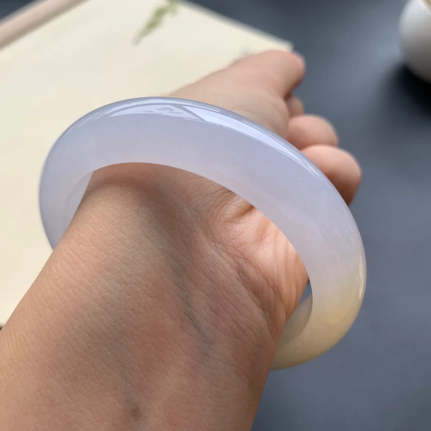 52.6圈口冰种飘黄翡正圈手镯 尺寸：52.6-12.6-8.5，无纹裂，水润起胶，优雅迷人