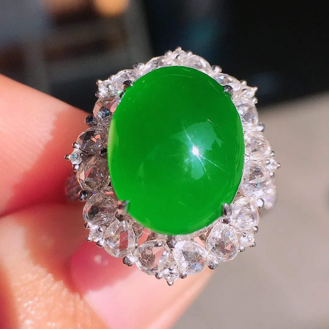 满绿蛋面戒指，色泽均匀浓郁，玉质细腻，荧光感超
强，饱满圆润，尽显优雅气质，18k
金豪华镶嵌