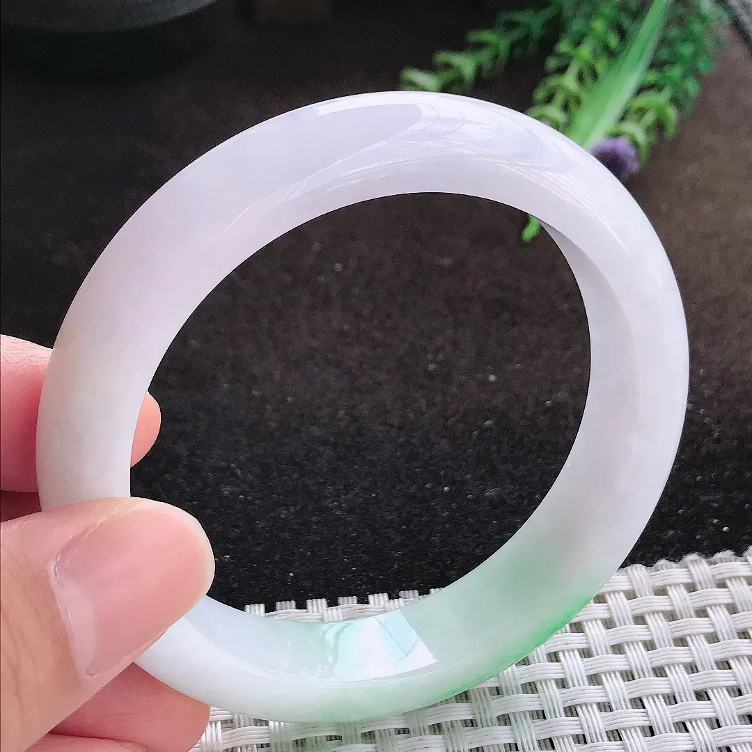 天然a货翡翠57.5/13.3/8.7老坑温润飘阳绿白底青手镯宽边翡翠玉镯美人镯