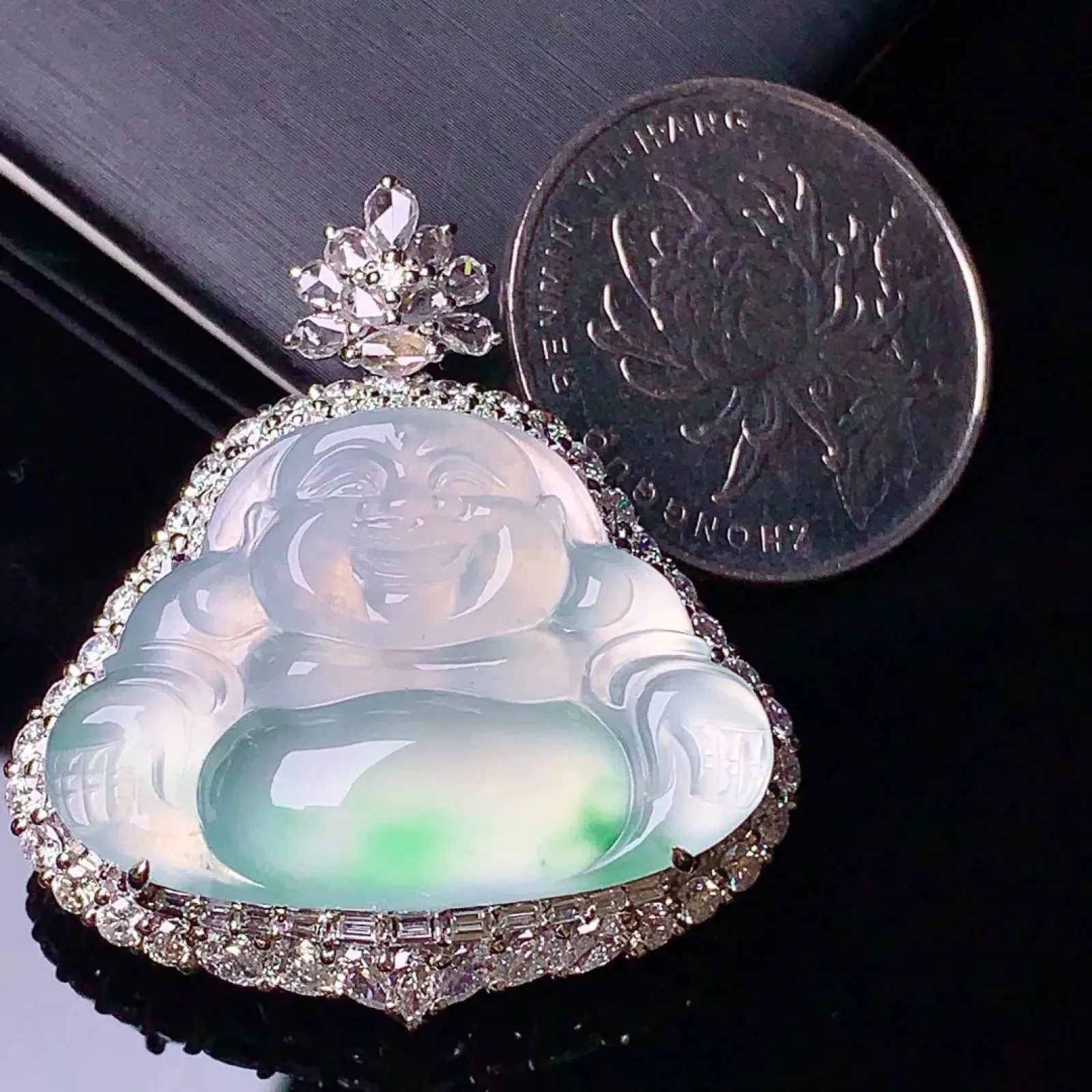 18k金钻镶嵌飘绿佛公吊坠 玉质细腻 色泽艳丽   整体尺寸38*34.1*14.8