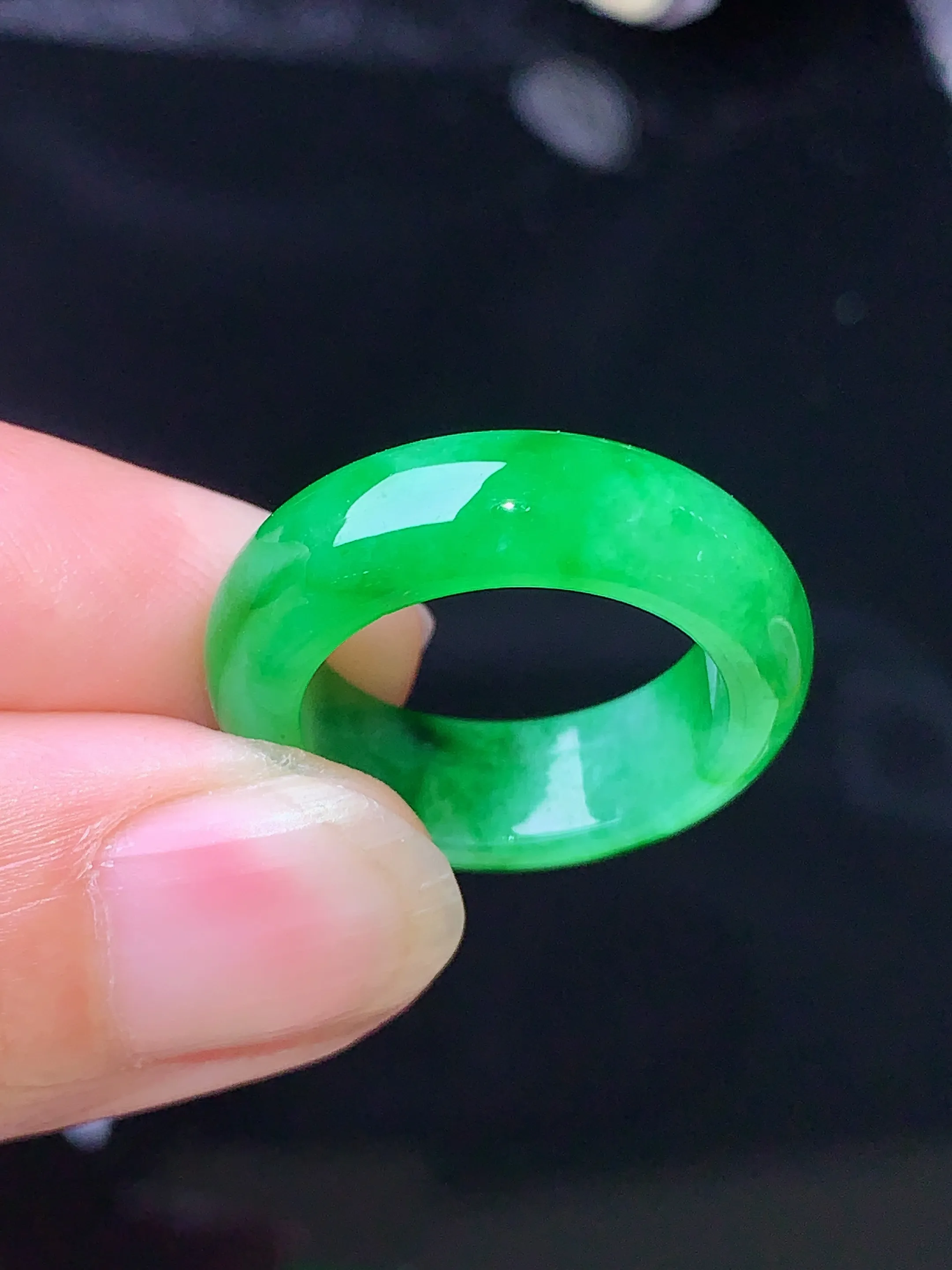 翠绿指环 玉质细腻 色泽清新艳丽 整体尺寸22.7*6*3.6 圈口10.5